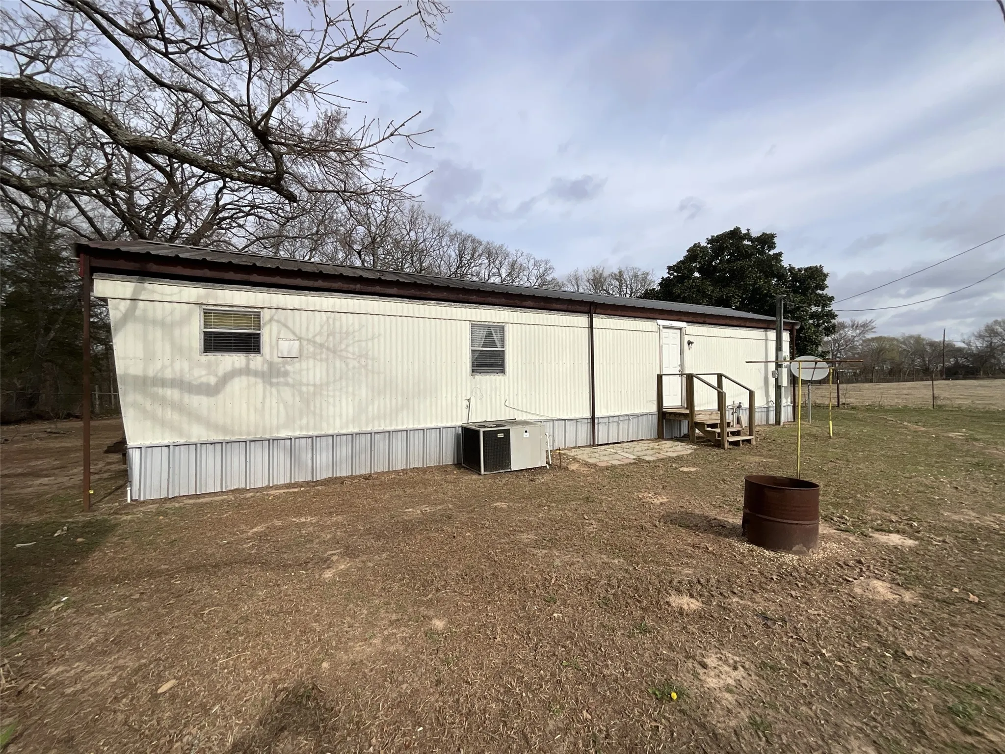 Mobile Home For Rent in Van Zandt County , 1053 Vz County Road 1927, Edgewood, Texas 75117, 2 Bedroom, 1 Bathroom, Garage spaces, 720 Sqft, built in 1994, mls#21215916, Real Estate Agent in Edgewood, Homes For Rent in Van Zandt county, Homes For Rent in Edgewood, Realtor in Edgewood Texas, Real Estate Brokerage Independent Realty Texas, Luminita Cordes Realtor