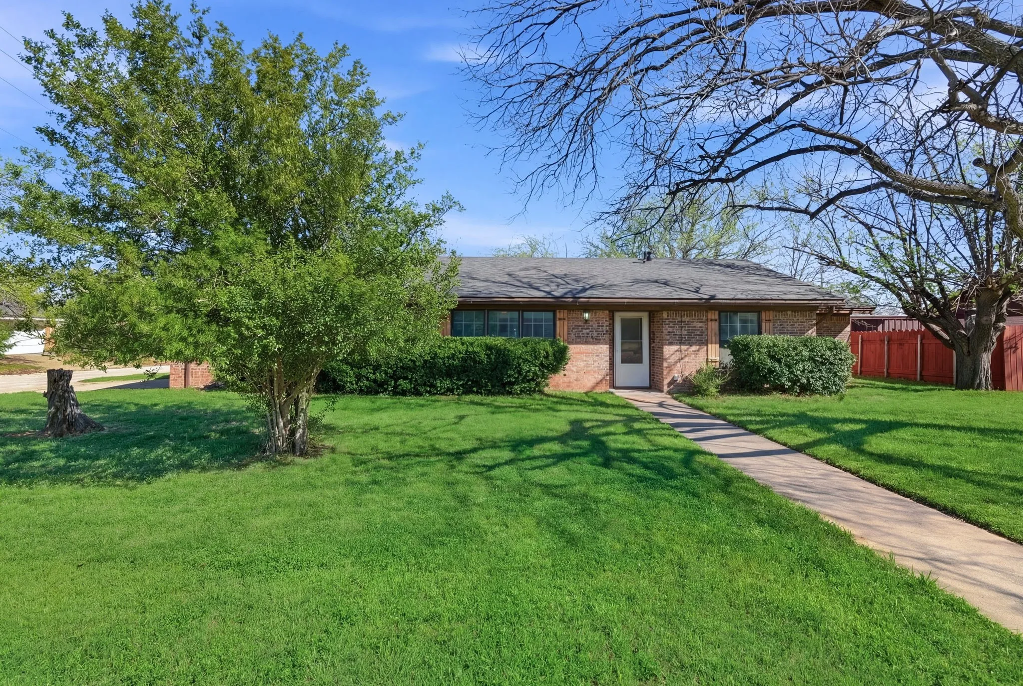 Single Family Residence For Sale in Eastland County , 1408 Primrose Lane, Cisco, Texas 76437, 3 Bedroom, 2 Bathroom, 2 Garage spaces, 1,506 Sqft, built in 1975, Preowned, mls#21215290, Real Estate Agent in Cisco, Homes For Sale in Eastland county, Homes For Sale in Cisco, Realtor in Cisco Texas, Real Estate Brokerage Independent Realty Texas, Luminita Cordes Realtor