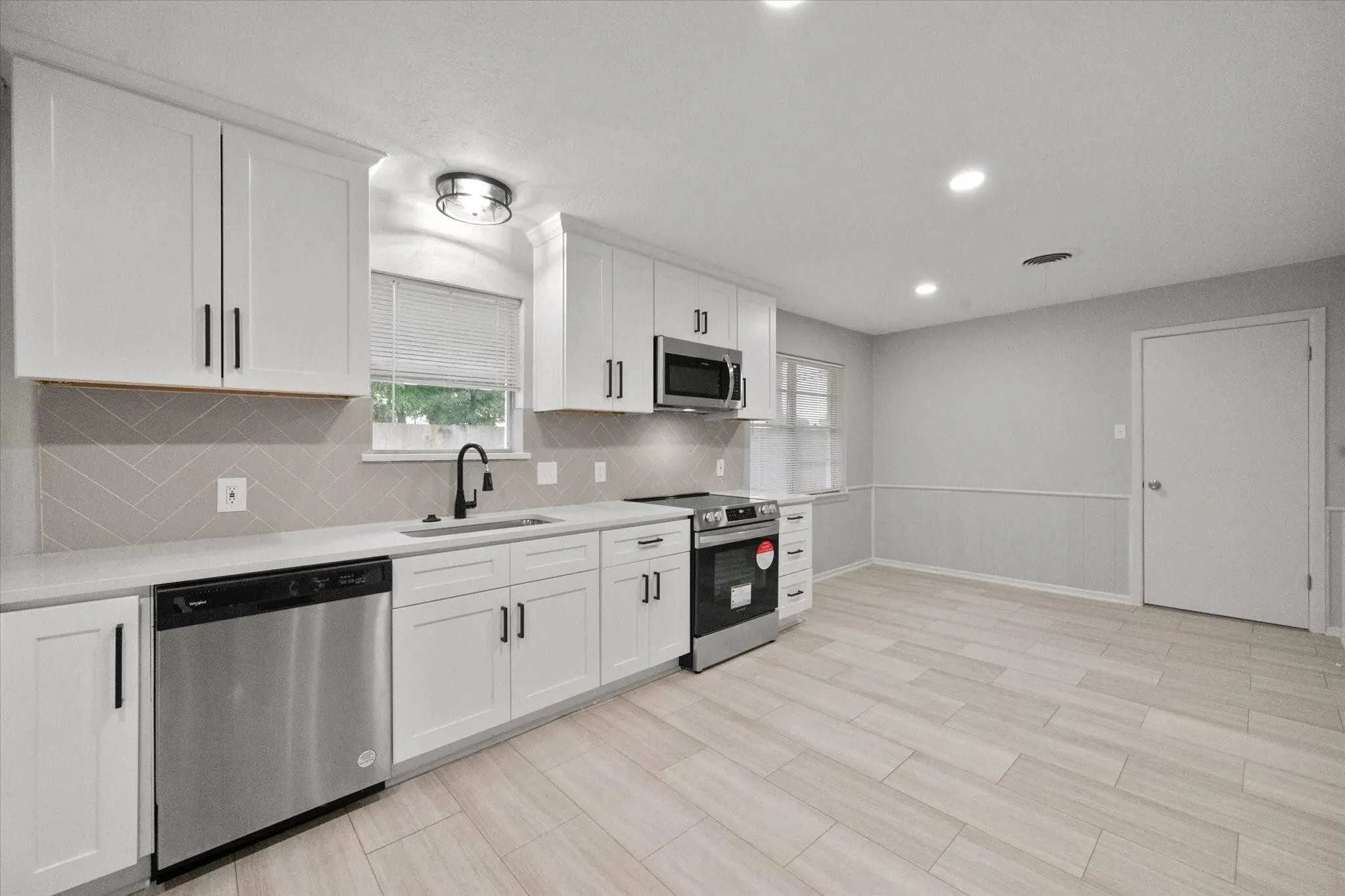 Single Family Residence For Sale in Tarrant County , 7821 Regency Lane, Fort Worth, Texas 76134, 3 Bedrooms, 2 Bathrooms, 2 Garage spaces, 1,946 Sqft, built in 1963, Preowned, Price $264,000, mls#21211272, Real Estate Agent in Fort Worth, Homes For Sale in Tarrant county, Homes For Sale in Fort Worth, Realtor in Fort Worth Texas, Real Estate Brokerage Independent Realty Texas, Luminita Cordes Realtor