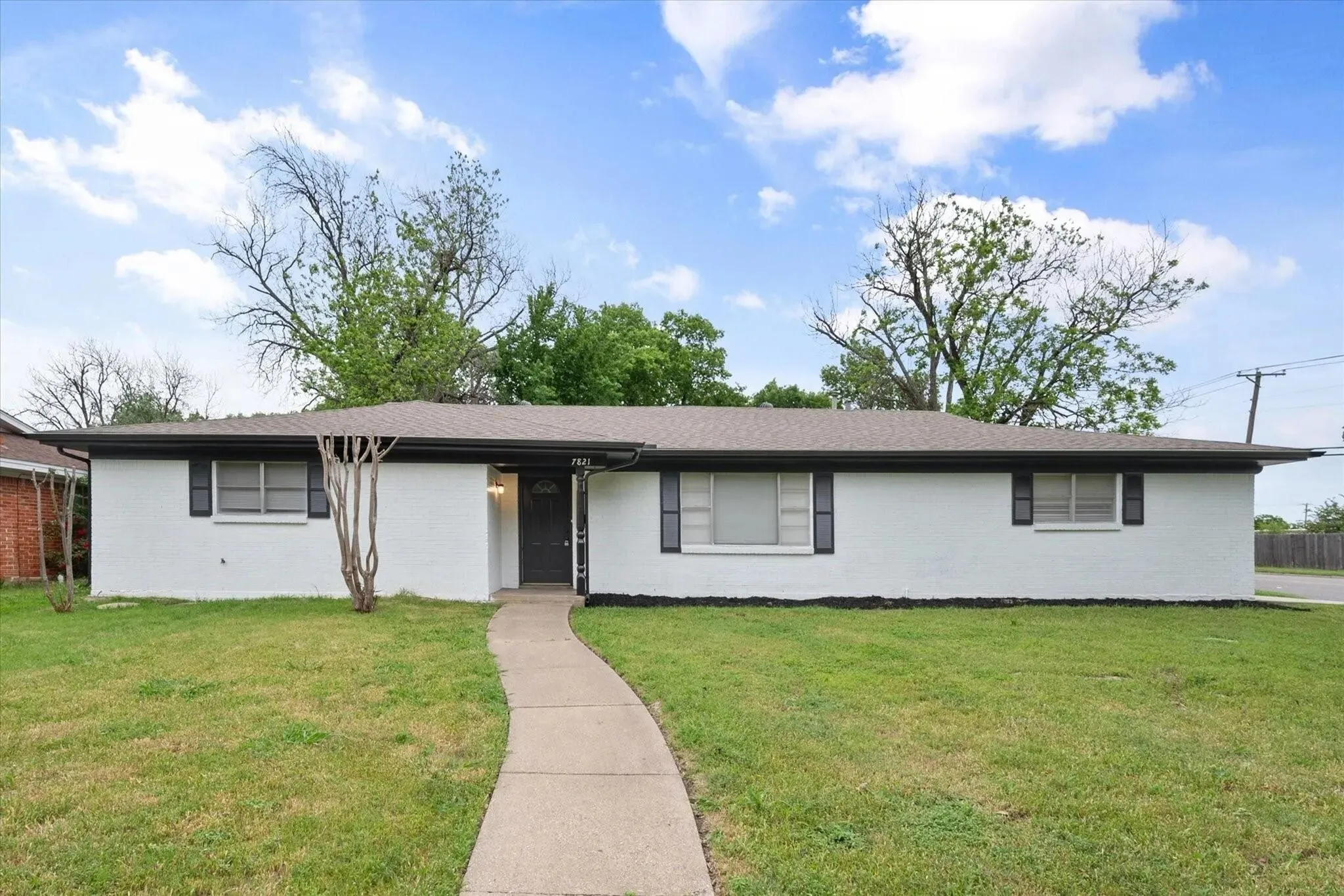 Single Family Residence For Sale in Tarrant County , 7821 Regency Lane, Fort Worth, Texas 76134, 3 Bedrooms, 2 Bathrooms, 2 Garage spaces, 1,946 Sqft, built in 1963, Preowned, Price $264,000, mls#21211272, Real Estate Agent in Fort Worth, Homes For Sale in Tarrant county, Homes For Sale in Fort Worth, Realtor in Fort Worth Texas, Real Estate Brokerage Independent Realty Texas, Luminita Cordes Realtor