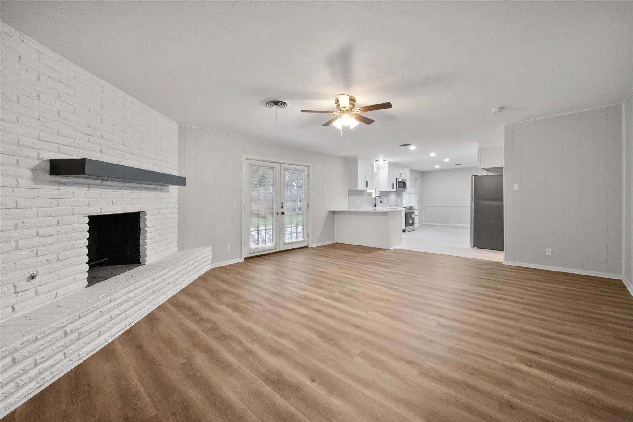 Single Family Residence For Sale in Tarrant County , 7821 Regency Lane, Fort Worth, Texas 76134, 3 Bedrooms, 2 Bathrooms, 2 Garage spaces, 1,946 Sqft, built in 1963, Preowned, Price $264,000, mls#21211272, Real Estate Agent in Fort Worth, Homes For Sale in Tarrant county, Homes For Sale in Fort Worth, Realtor in Fort Worth Texas, Real Estate Brokerage Independent Realty Texas, Luminita Cordes Realtor