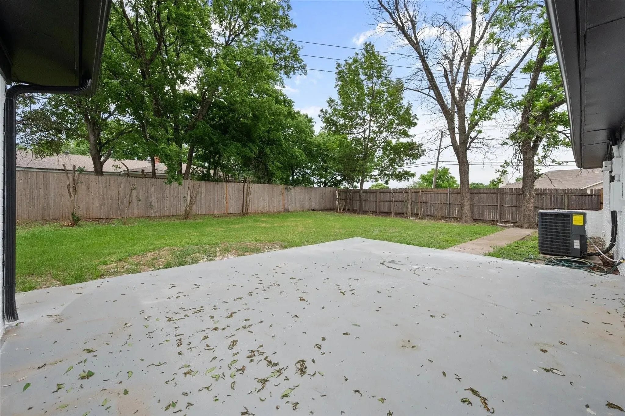 Single Family Residence For Sale in Tarrant County , 7821 Regency Lane, Fort Worth, Texas 76134, 3 Bedrooms, 2 Bathrooms, 2 Garage spaces, 1,946 Sqft, built in 1963, Preowned, Price $264,000, mls#21211272, Real Estate Agent in Fort Worth, Homes For Sale in Tarrant county, Homes For Sale in Fort Worth, Realtor in Fort Worth Texas, Real Estate Brokerage Independent Realty Texas, Luminita Cordes Realtor