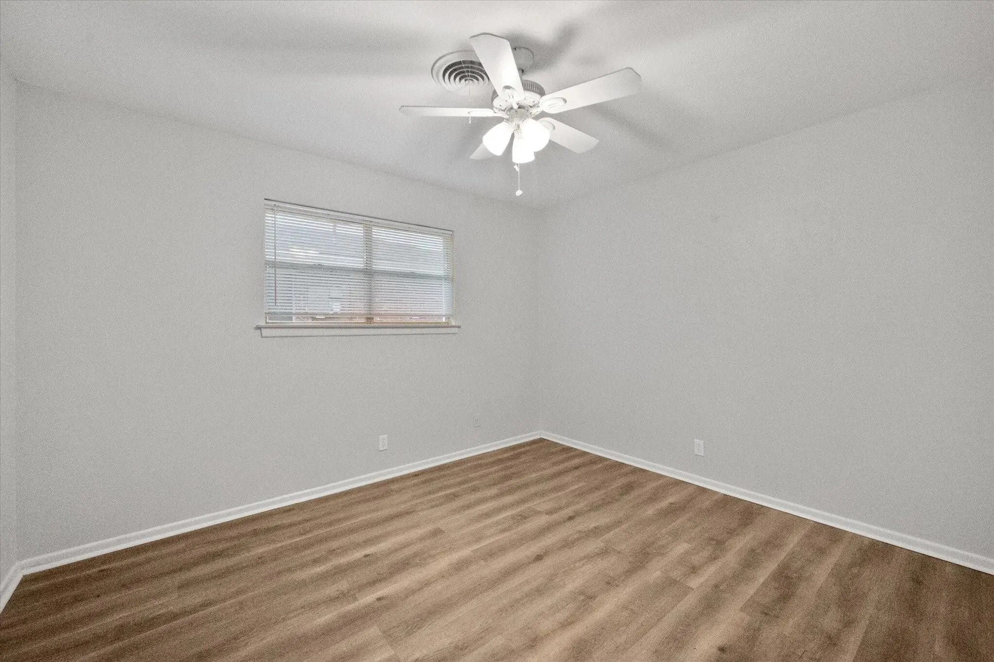 Single Family Residence For Sale in Tarrant County , 7821 Regency Lane, Fort Worth, Texas 76134, 3 Bedrooms, 2 Bathrooms, 2 Garage spaces, 1,946 Sqft, built in 1963, Preowned, Price $264,000, mls#21211272, Real Estate Agent in Fort Worth, Homes For Sale in Tarrant county, Homes For Sale in Fort Worth, Realtor in Fort Worth Texas, Real Estate Brokerage Independent Realty Texas, Luminita Cordes Realtor
