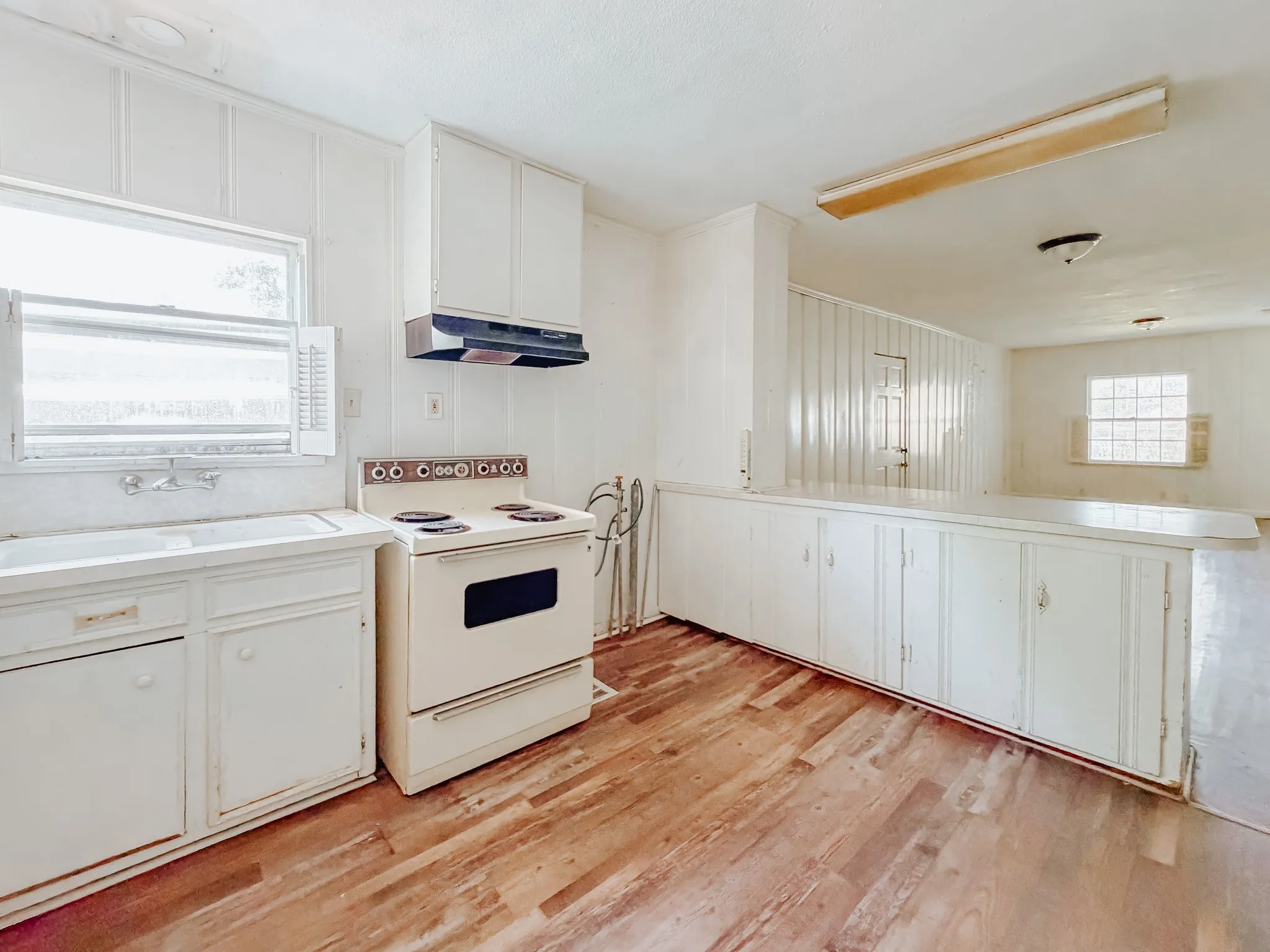 Single Family Residence For Sale in Navarro County , 409 S 31st Street, Corsicana, Texas 75110, 3 Bedrooms, 2 Bathrooms, 1 Garage spaces, 1,743 Sqft, built in 1945, Price $155,000, mls#21214234, Real Estate Agent in Corsicana, Homes For Sale in Navarro county, Homes For Sale in Corsicana, Realtor in Corsicana Texas, Real Estate Brokerage Independent Realty Texas, Luminita Cordes Realtor