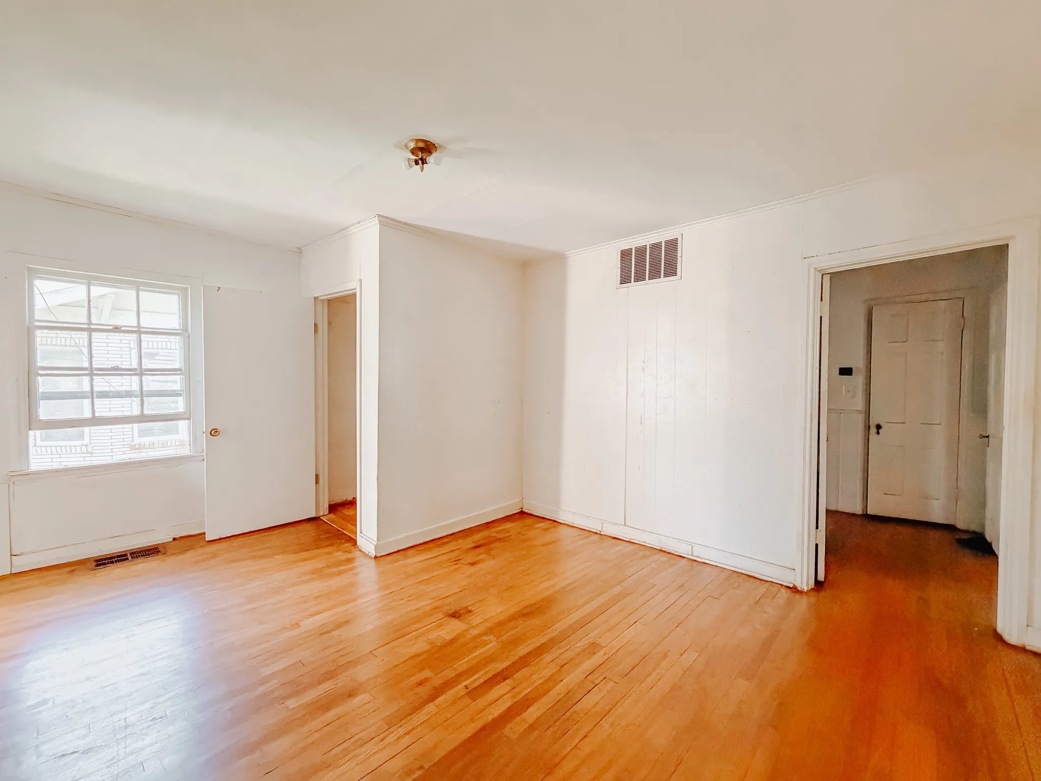 Single Family Residence For Sale in Navarro County , 409 S 31st Street, Corsicana, Texas 75110, 3 Bedrooms, 2 Bathrooms, 1 Garage spaces, 1,743 Sqft, built in 1945, Price $155,000, mls#21214234, Real Estate Agent in Corsicana, Homes For Sale in Navarro county, Homes For Sale in Corsicana, Realtor in Corsicana Texas, Real Estate Brokerage Independent Realty Texas, Luminita Cordes Realtor