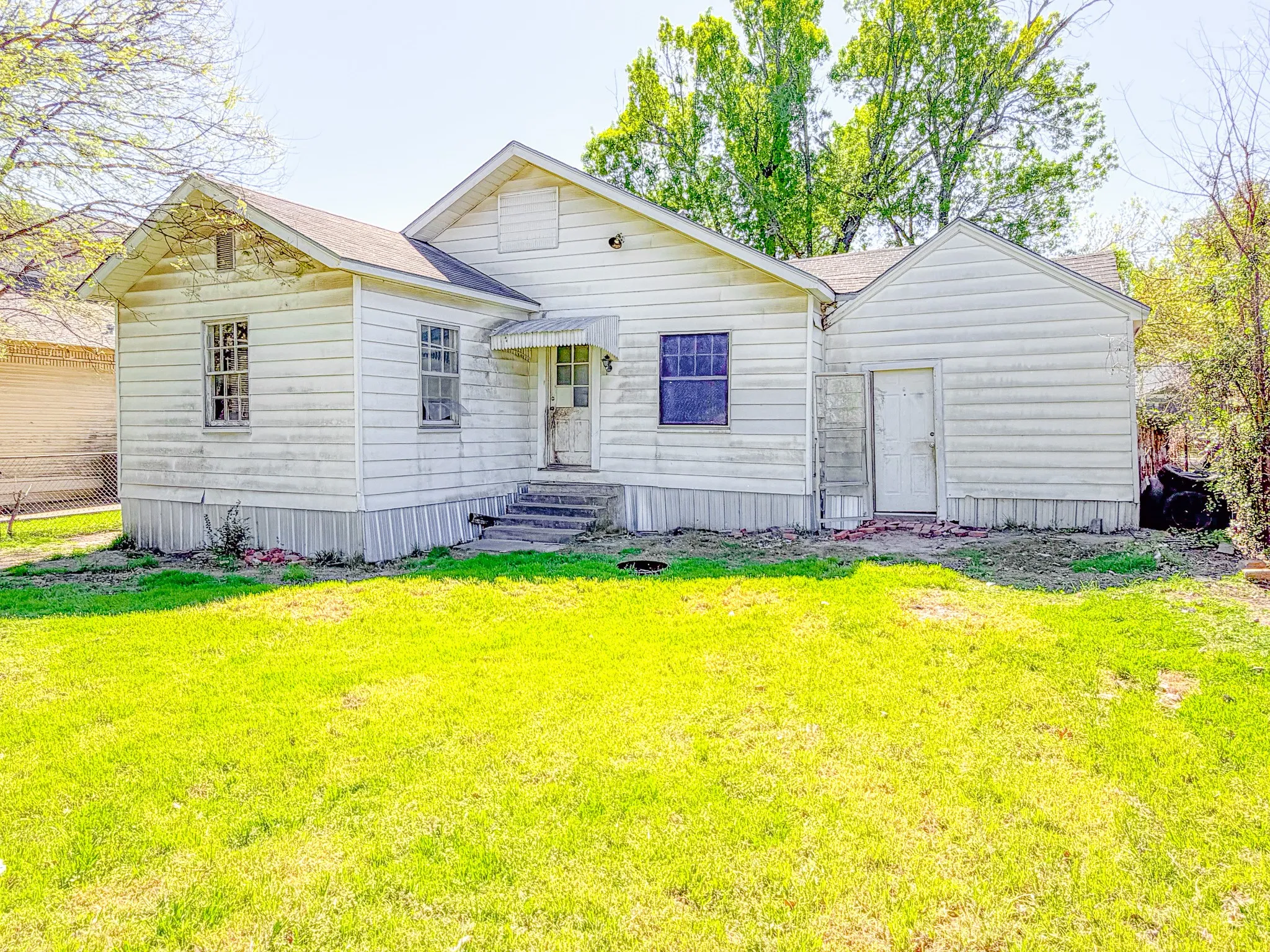 Single Family Residence For Sale in Navarro County , 409 S 31st Street, Corsicana, Texas 75110, 3 Bedrooms, 2 Bathrooms, 1 Garage spaces, 1,743 Sqft, built in 1945, Price $155,000, mls#21214234, Real Estate Agent in Corsicana, Homes For Sale in Navarro county, Homes For Sale in Corsicana, Realtor in Corsicana Texas, Real Estate Brokerage Independent Realty Texas, Luminita Cordes Realtor