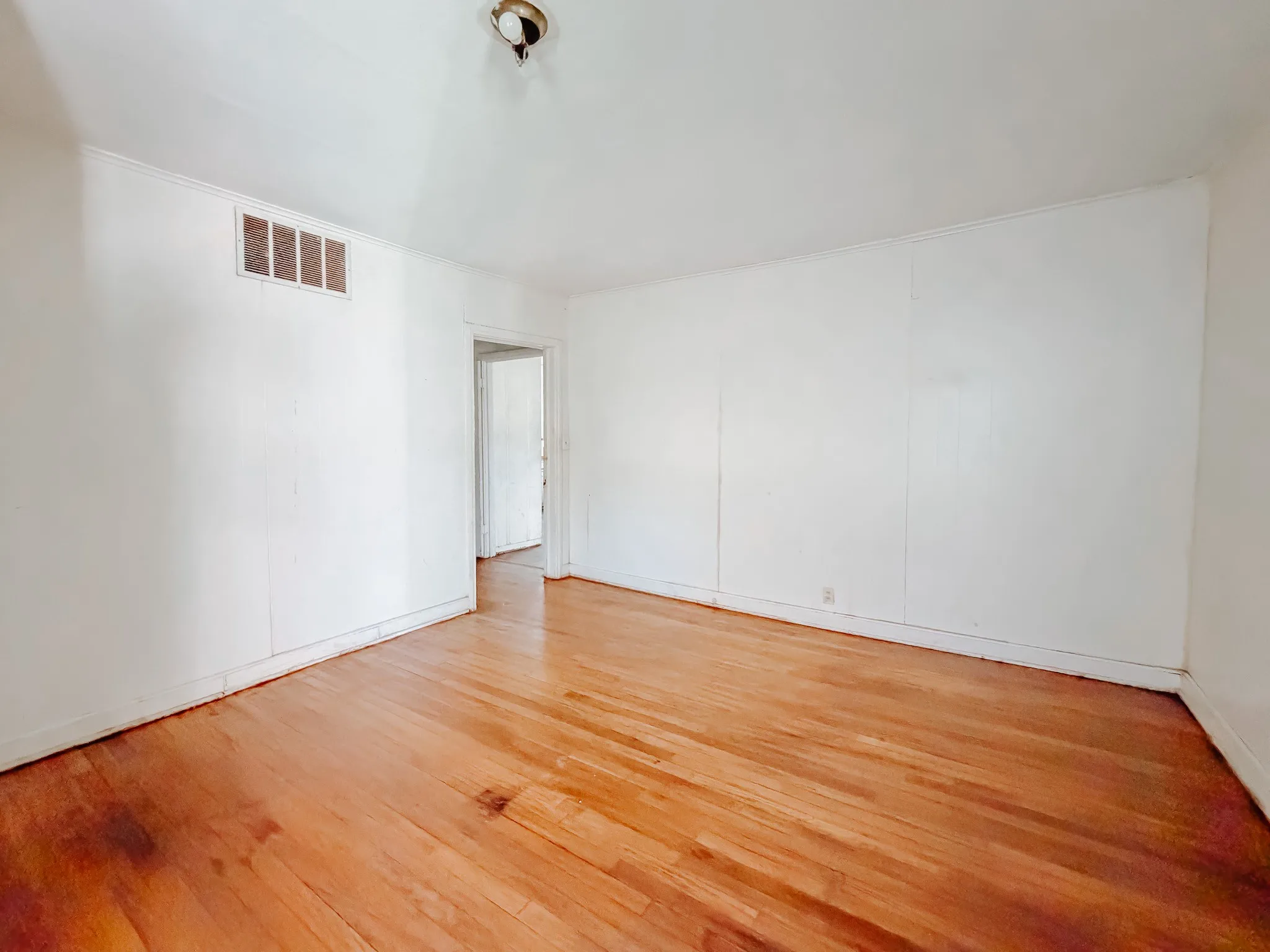 Single Family Residence For Sale in Navarro County , 409 S 31st Street, Corsicana, Texas 75110, 3 Bedrooms, 2 Bathrooms, 1 Garage spaces, 1,743 Sqft, built in 1945, Price $155,000, mls#21214234, Real Estate Agent in Corsicana, Homes For Sale in Navarro county, Homes For Sale in Corsicana, Realtor in Corsicana Texas, Real Estate Brokerage Independent Realty Texas, Luminita Cordes Realtor