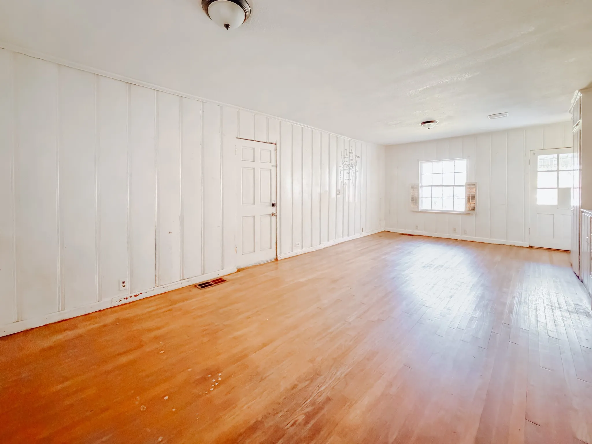 Single Family Residence For Sale in Navarro County , 409 S 31st Street, Corsicana, Texas 75110, 3 Bedrooms, 2 Bathrooms, 1 Garage spaces, 1,743 Sqft, built in 1945, Price $155,000, mls#21214234, Real Estate Agent in Corsicana, Homes For Sale in Navarro county, Homes For Sale in Corsicana, Realtor in Corsicana Texas, Real Estate Brokerage Independent Realty Texas, Luminita Cordes Realtor