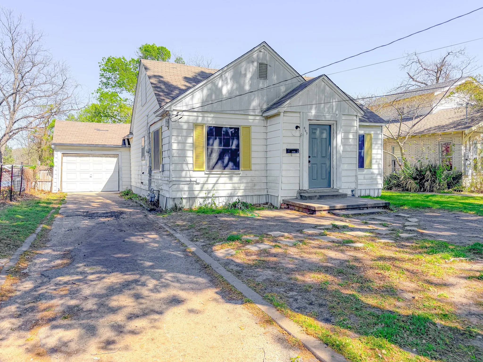 Single Family Residence For Sale in Navarro County , 409 S 31st Street, Corsicana, Texas 75110, 3 Bedrooms, 2 Bathrooms, 1 Garage spaces, 1,743 Sqft, built in 1945, Price $155,000, mls#21214234, Real Estate Agent in Corsicana, Homes For Sale in Navarro county, Homes For Sale in Corsicana, Realtor in Corsicana Texas, Real Estate Brokerage Independent Realty Texas, Luminita Cordes Realtor