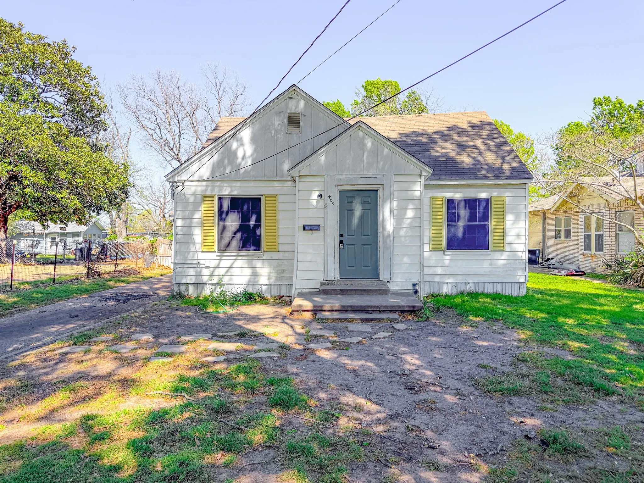Single Family Residence For Sale in Navarro County , 409 S 31st Street, Corsicana, Texas 75110, 3 Bedrooms, 2 Bathrooms, 1 Garage spaces, 1,743 Sqft, built in 1945, Price $155,000, mls#21214234, Real Estate Agent in Corsicana, Homes For Sale in Navarro county, Homes For Sale in Corsicana, Realtor in Corsicana Texas, Real Estate Brokerage Independent Realty Texas, Luminita Cordes Realtor