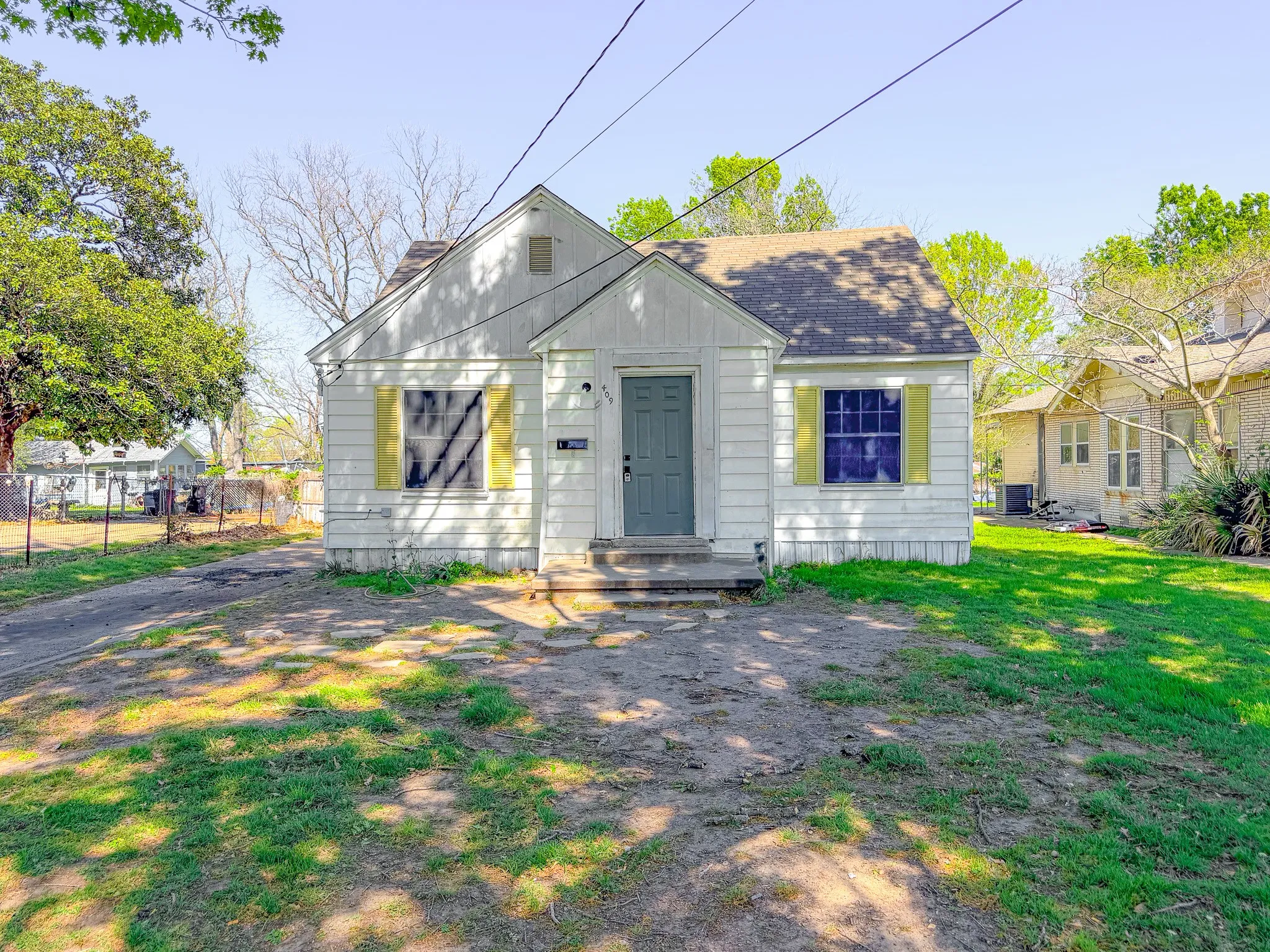 Single Family Residence For Sale in Navarro County , 409 S 31st Street, Corsicana, Texas 75110, 3 Bedrooms, 2 Bathrooms, 1 Garage spaces, 1,743 Sqft, built in 1945, Price $155,000, mls#21214234, Real Estate Agent in Corsicana, Homes For Sale in Navarro county, Homes For Sale in Corsicana, Realtor in Corsicana Texas, Real Estate Brokerage Independent Realty Texas, Luminita Cordes Realtor