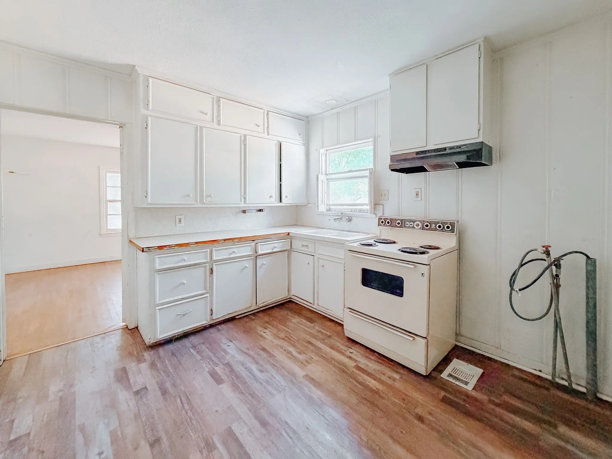 Single Family Residence For Sale in Navarro County , 409 S 31st Street, Corsicana, Texas 75110, 3 Bedrooms, 2 Bathrooms, 1 Garage spaces, 1,743 Sqft, built in 1945, Price $155,000, mls#21214234, Real Estate Agent in Corsicana, Homes For Sale in Navarro county, Homes For Sale in Corsicana, Realtor in Corsicana Texas, Real Estate Brokerage Independent Realty Texas, Luminita Cordes Realtor