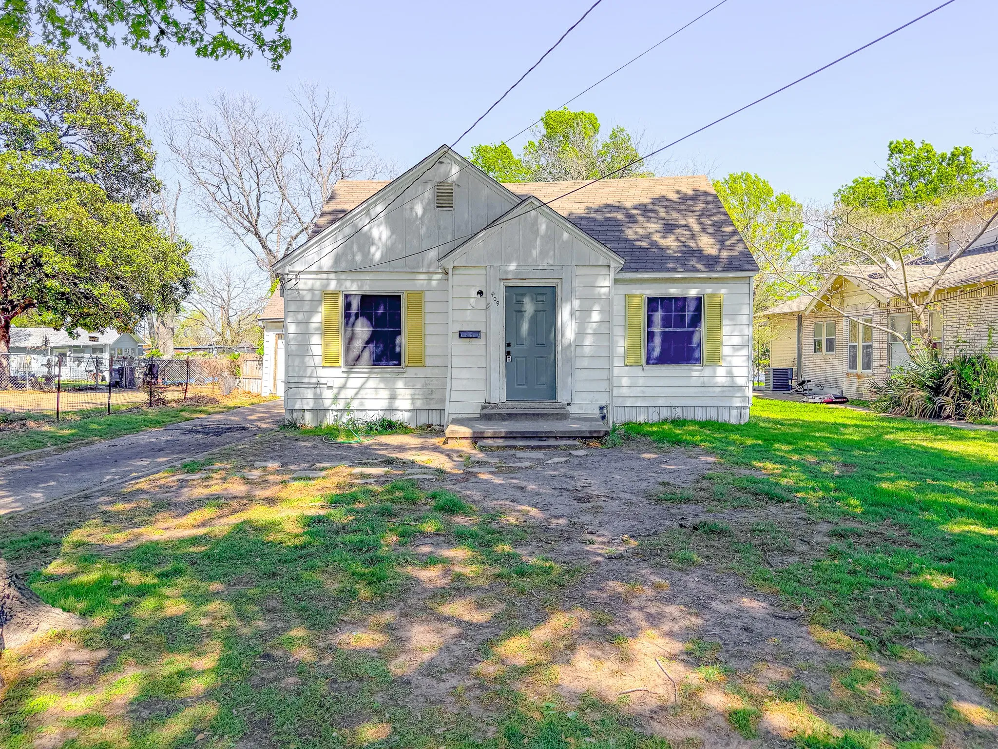 Single Family Residence For Sale in Navarro County , 409 S 31st Street, Corsicana, Texas 75110, 3 Bedrooms, 2 Bathrooms, 1 Garage spaces, 1,743 Sqft, built in 1945, Price $155,000, mls#21214234, Real Estate Agent in Corsicana, Homes For Sale in Navarro county, Homes For Sale in Corsicana, Realtor in Corsicana Texas, Real Estate Brokerage Independent Realty Texas, Luminita Cordes Realtor