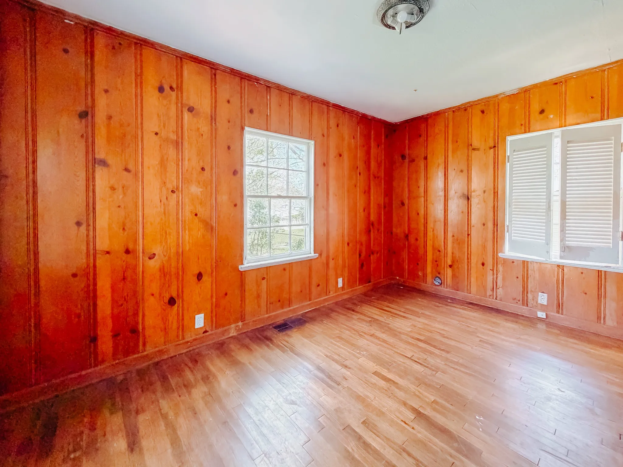 Single Family Residence For Sale in Navarro County , 409 S 31st Street, Corsicana, Texas 75110, 3 Bedrooms, 2 Bathrooms, 1 Garage spaces, 1,743 Sqft, built in 1945, Price $155,000, mls#21214234, Real Estate Agent in Corsicana, Homes For Sale in Navarro county, Homes For Sale in Corsicana, Realtor in Corsicana Texas, Real Estate Brokerage Independent Realty Texas, Luminita Cordes Realtor