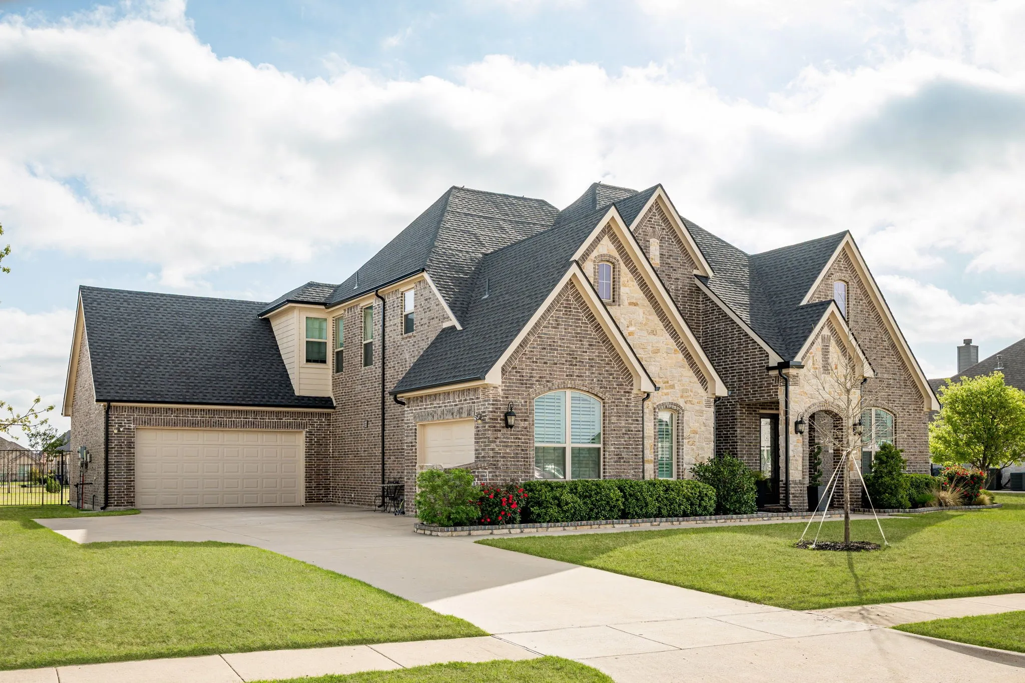Single Family Residence For Sale in Grayson County , 1120 Macgregor Lane, Gunter, Texas 75058, 4 Bedroom, 3 Bathroom, 3 Garage spaces, 3,364 Sqft, built in 2016, mls#21215926, Real Estate Agent in Gunter, Homes For Sale in Grayson county, Homes For Sale in Gunter, Realtor in Gunter Texas, Real Estate Brokerage Independent Realty Texas, Luminita Cordes Realtor