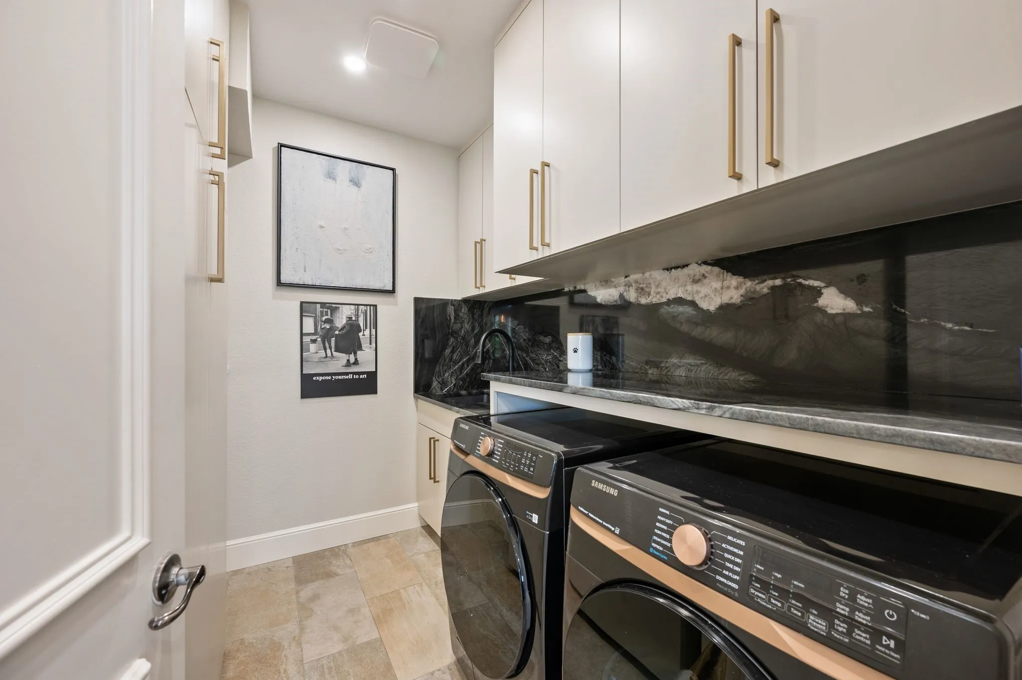 Single Family Residence For Sale in Tarrant County , 1408 Kensington Court, Southlake, Texas 76092, 4 Bedroom, 4 Bathroom, 3 Garage spaces, 3,253 Sqft, built in 1998, mls#21216075, Real Estate Agent in Southlake, Homes For Sale in Tarrant county, Homes For Sale in Southlake, Realtor in Southlake Texas, Real Estate Brokerage Independent Realty Texas, Luminita Cordes Realtor