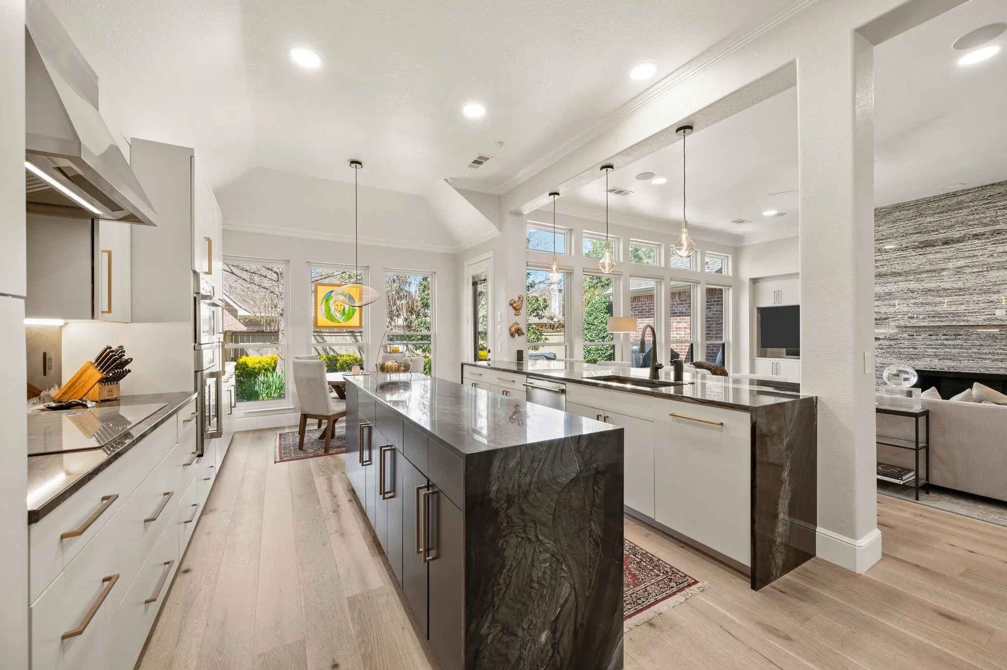 Single Family Residence For Sale in Tarrant County , 1408 Kensington Court, Southlake, Texas 76092, 4 Bedroom, 4 Bathroom, 3 Garage spaces, 3,253 Sqft, built in 1998, mls#21216075, Real Estate Agent in Southlake, Homes For Sale in Tarrant county, Homes For Sale in Southlake, Realtor in Southlake Texas, Real Estate Brokerage Independent Realty Texas, Luminita Cordes Realtor