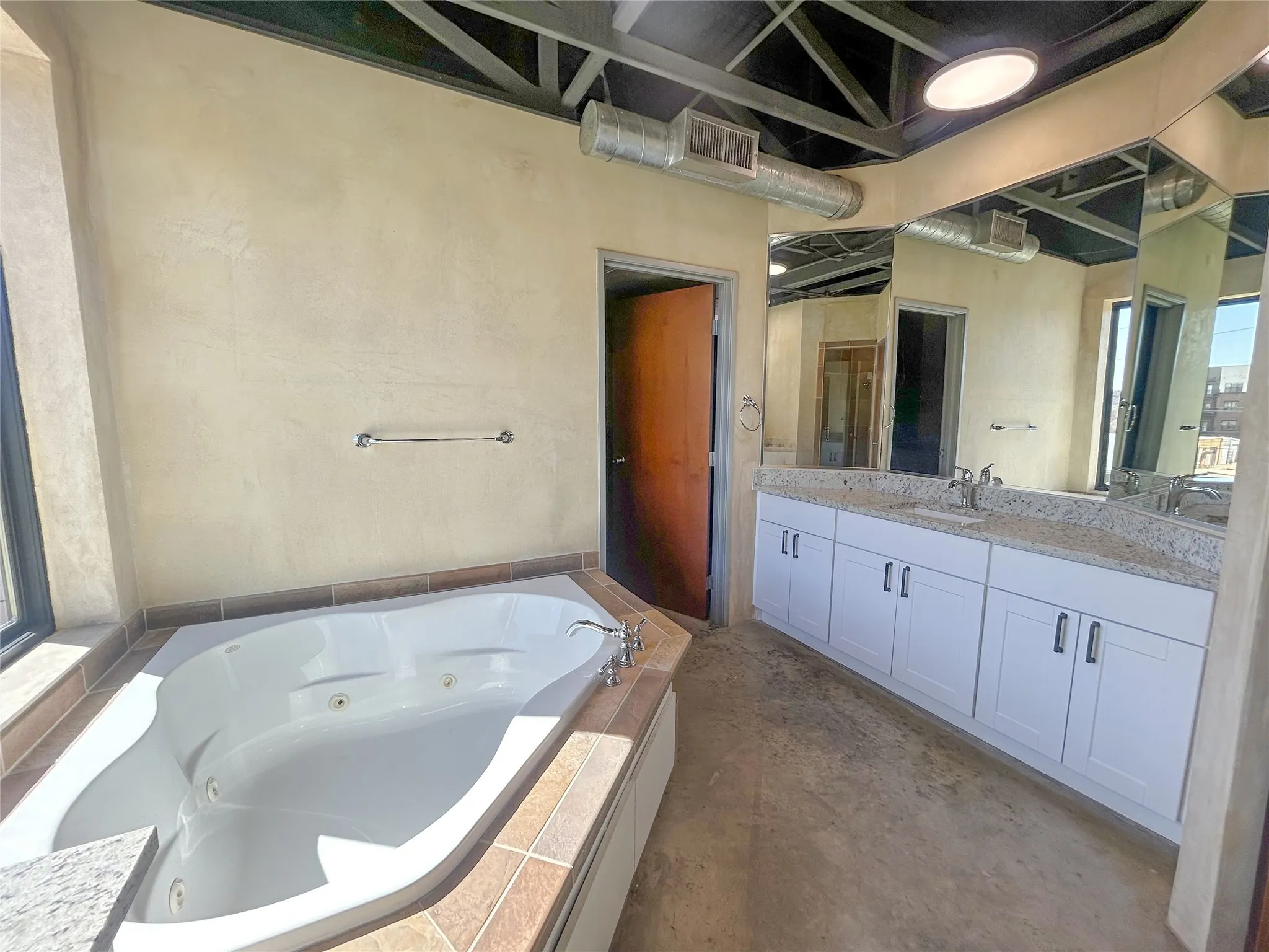 Condominium For Sale in Tarrant County , 829 W Daggett Avenue H, Fort Worth, Texas 76104, 2 Bedroom, 3 Bathroom, 2 Garage spaces, 1,951 Sqft, built in 2003, Preowned, mls#21216123, Real Estate Agent in Fort Worth, Homes For Sale in Tarrant county, Homes For Sale in Fort Worth, Realtor in Fort Worth Texas, Real Estate Brokerage Independent Realty Texas, Luminita Cordes Realtor