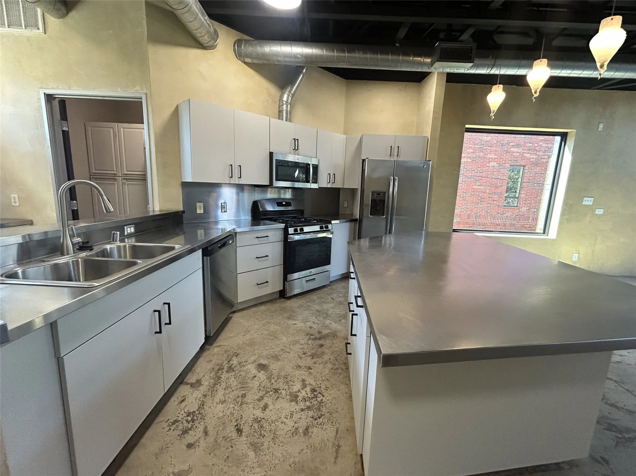 Condominium For Sale in Tarrant County , 829 W Daggett Avenue H, Fort Worth, Texas 76104, 2 Bedroom, 3 Bathroom, 2 Garage spaces, 1,951 Sqft, built in 2003, Preowned, mls#21216123, Real Estate Agent in Fort Worth, Homes For Sale in Tarrant county, Homes For Sale in Fort Worth, Realtor in Fort Worth Texas, Real Estate Brokerage Independent Realty Texas, Luminita Cordes Realtor