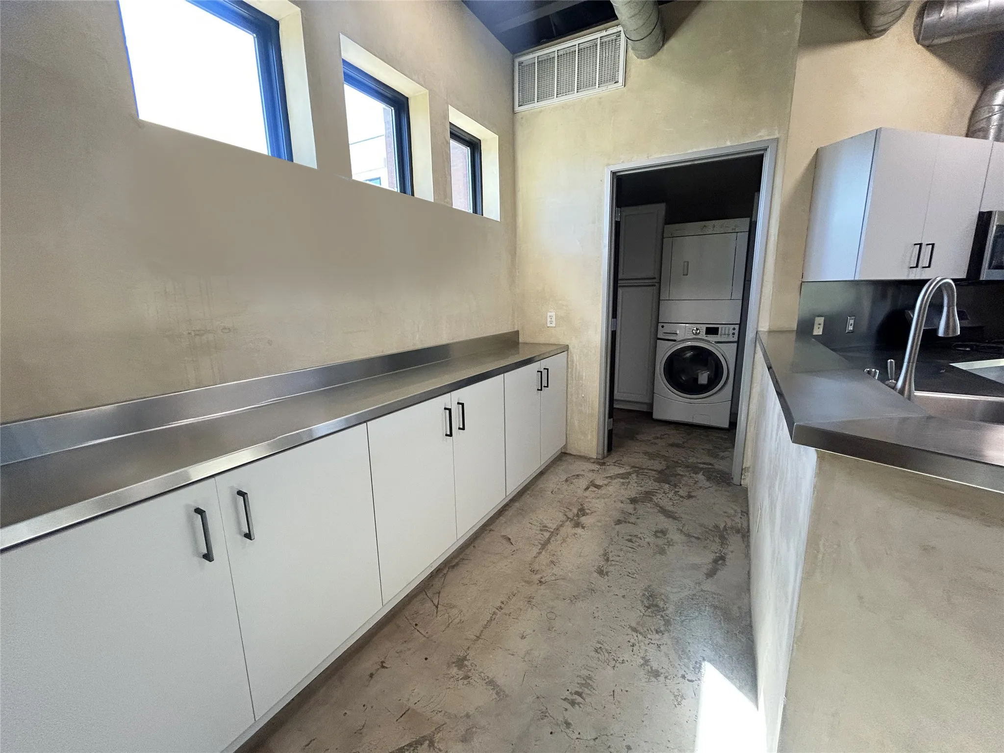 Condominium For Sale in Tarrant County , 829 W Daggett Avenue H, Fort Worth, Texas 76104, 2 Bedroom, 3 Bathroom, 2 Garage spaces, 1,951 Sqft, built in 2003, Preowned, mls#21216123, Real Estate Agent in Fort Worth, Homes For Sale in Tarrant county, Homes For Sale in Fort Worth, Realtor in Fort Worth Texas, Real Estate Brokerage Independent Realty Texas, Luminita Cordes Realtor