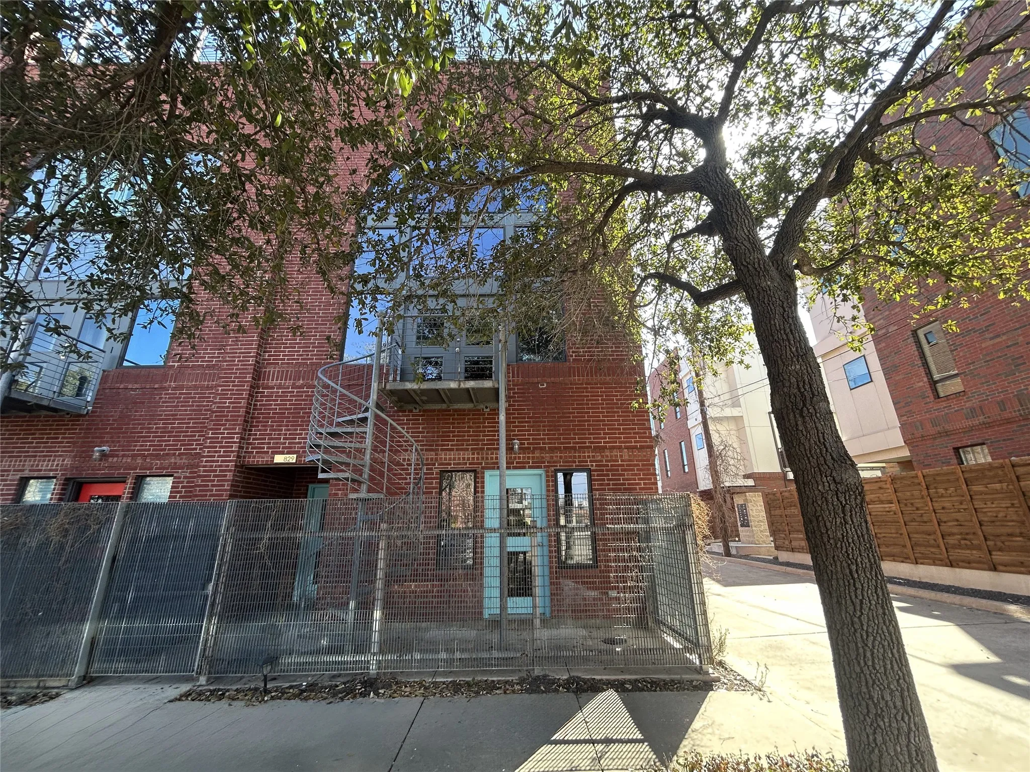 Condominium For Sale in Tarrant County , 829 W Daggett Avenue H, Fort Worth, Texas 76104, 2 Bedroom, 3 Bathroom, 2 Garage spaces, 1,951 Sqft, built in 2003, Preowned, mls#21216123, Real Estate Agent in Fort Worth, Homes For Sale in Tarrant county, Homes For Sale in Fort Worth, Realtor in Fort Worth Texas, Real Estate Brokerage Independent Realty Texas, Luminita Cordes Realtor