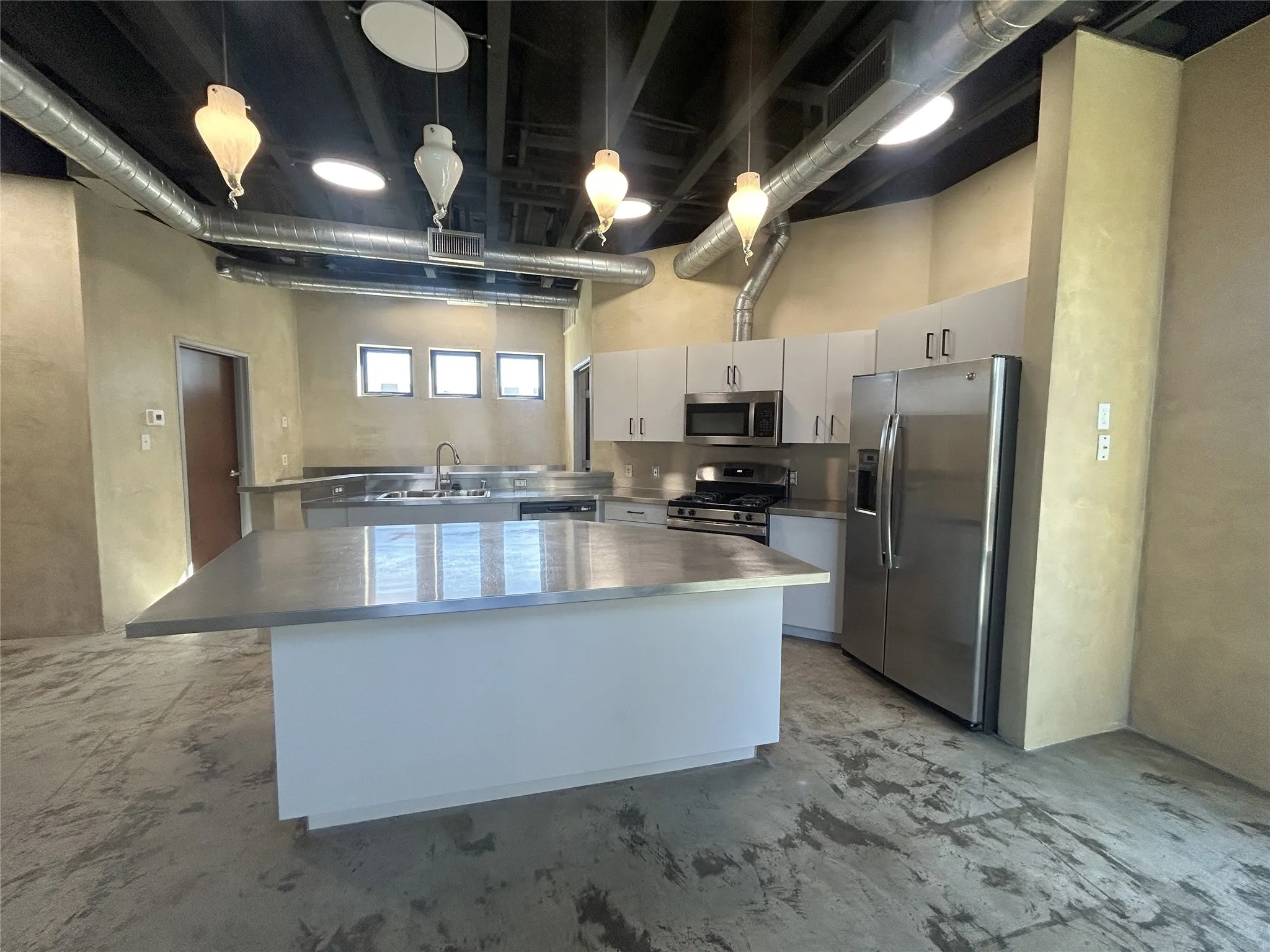 Condominium For Sale in Tarrant County , 829 W Daggett Avenue H, Fort Worth, Texas 76104, 2 Bedroom, 3 Bathroom, 2 Garage spaces, 1,951 Sqft, built in 2003, Preowned, mls#21216123, Real Estate Agent in Fort Worth, Homes For Sale in Tarrant county, Homes For Sale in Fort Worth, Realtor in Fort Worth Texas, Real Estate Brokerage Independent Realty Texas, Luminita Cordes Realtor