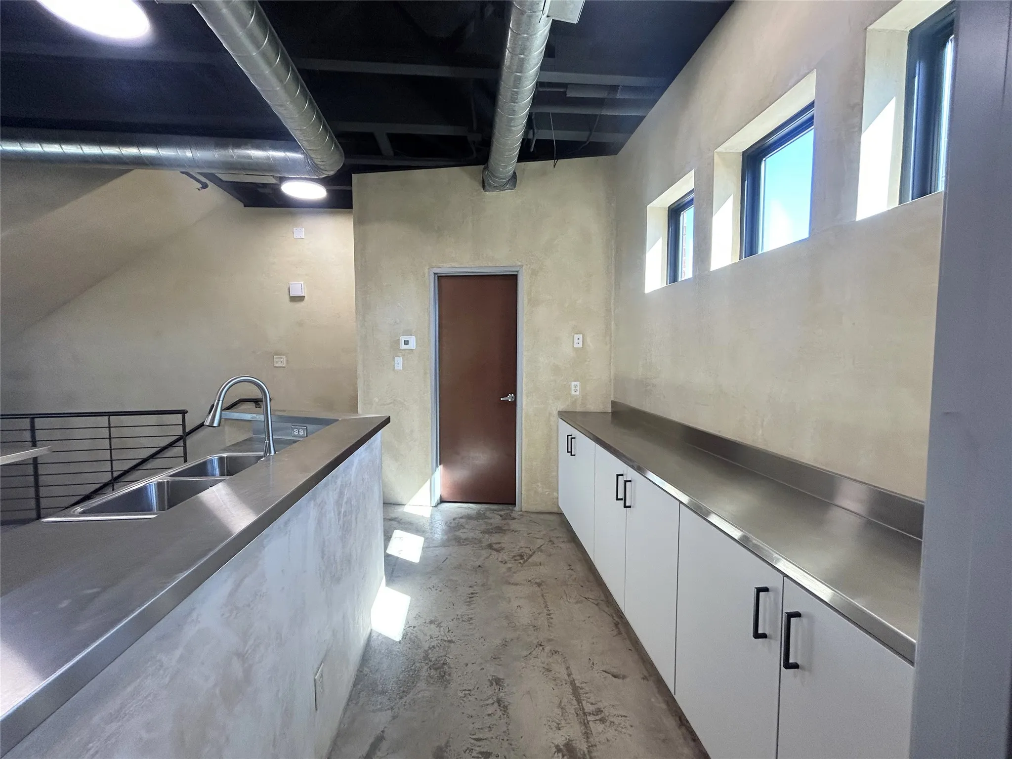Condominium For Sale in Tarrant County , 829 W Daggett Avenue H, Fort Worth, Texas 76104, 2 Bedroom, 3 Bathroom, 2 Garage spaces, 1,951 Sqft, built in 2003, Preowned, mls#21216123, Real Estate Agent in Fort Worth, Homes For Sale in Tarrant county, Homes For Sale in Fort Worth, Realtor in Fort Worth Texas, Real Estate Brokerage Independent Realty Texas, Luminita Cordes Realtor