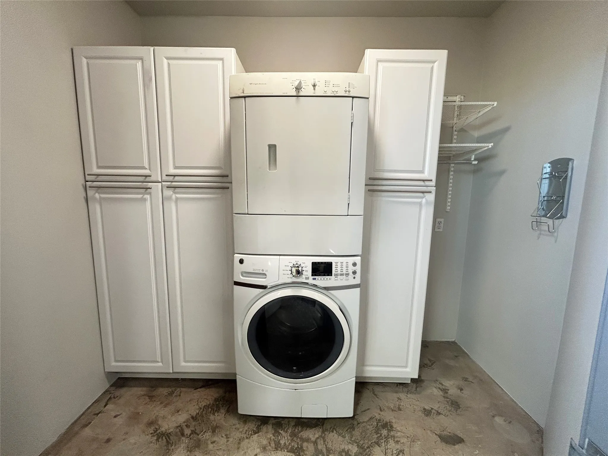 Condominium For Sale in Tarrant County , 829 W Daggett Avenue H, Fort Worth, Texas 76104, 2 Bedroom, 3 Bathroom, 2 Garage spaces, 1,951 Sqft, built in 2003, Preowned, mls#21216123, Real Estate Agent in Fort Worth, Homes For Sale in Tarrant county, Homes For Sale in Fort Worth, Realtor in Fort Worth Texas, Real Estate Brokerage Independent Realty Texas, Luminita Cordes Realtor