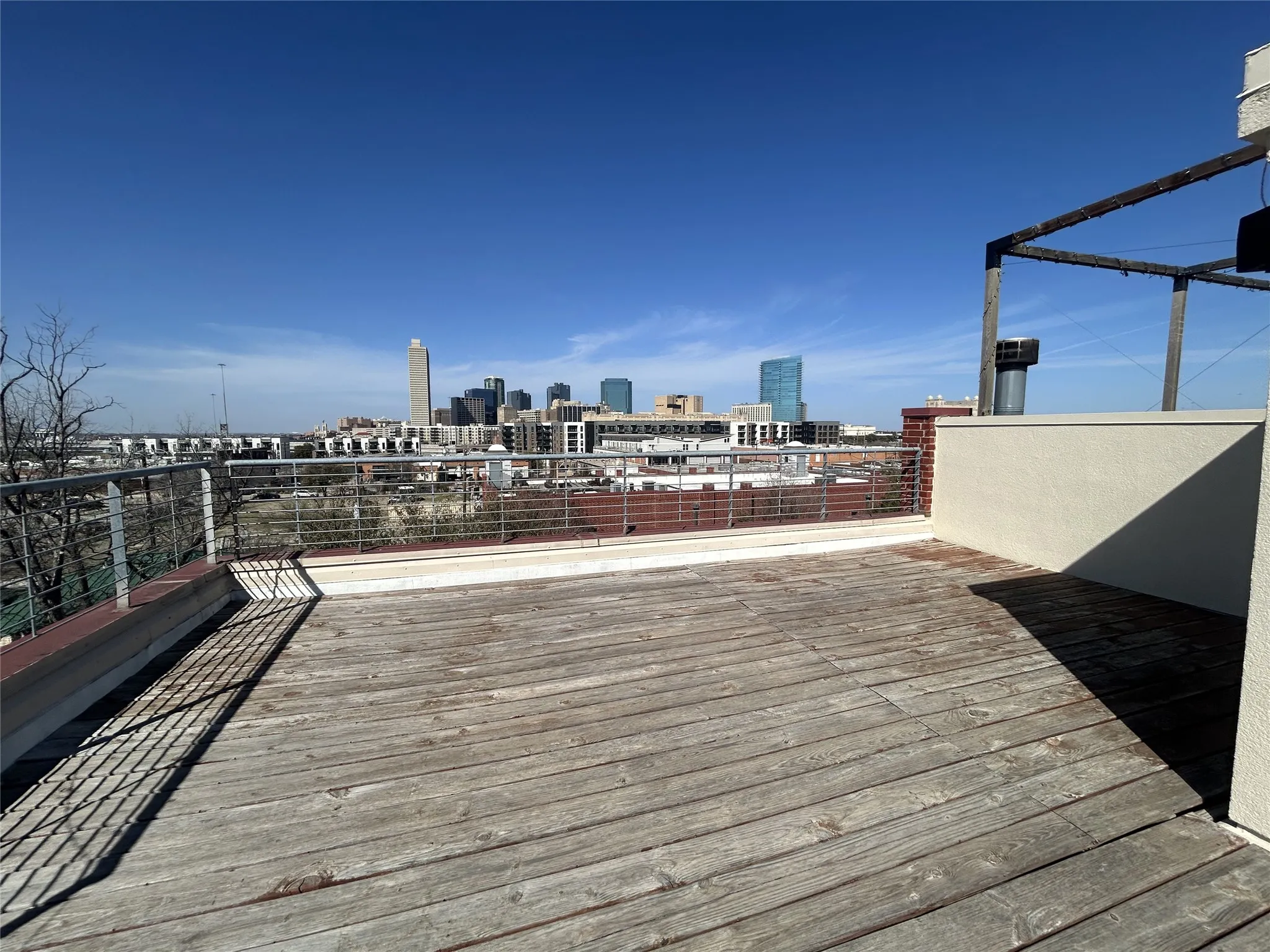 Condominium For Sale in Tarrant County , 829 W Daggett Avenue H, Fort Worth, Texas 76104, 2 Bedroom, 3 Bathroom, 2 Garage spaces, 1,951 Sqft, built in 2003, Preowned, mls#21216123, Real Estate Agent in Fort Worth, Homes For Sale in Tarrant county, Homes For Sale in Fort Worth, Realtor in Fort Worth Texas, Real Estate Brokerage Independent Realty Texas, Luminita Cordes Realtor
