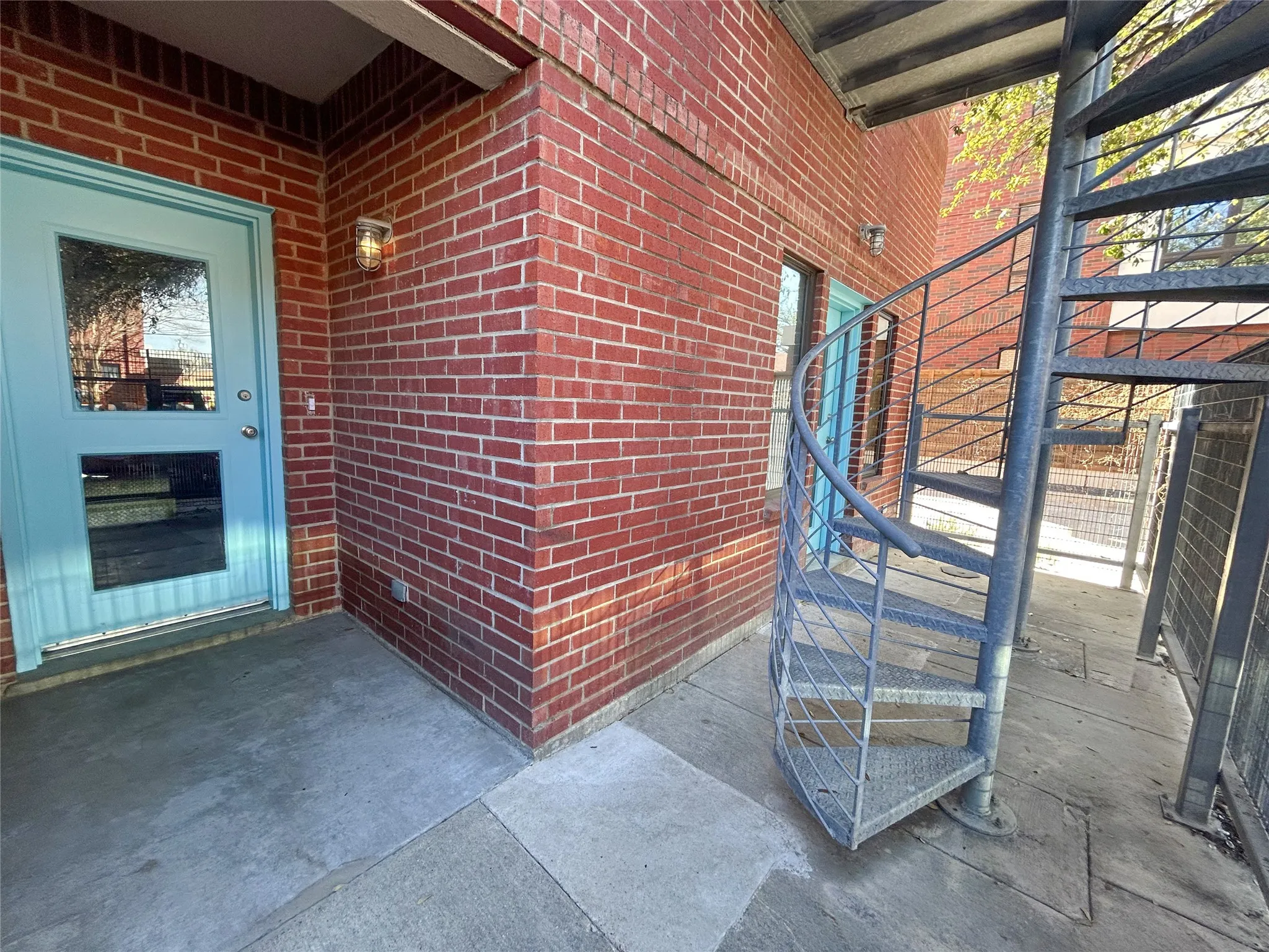 Condominium For Sale in Tarrant County , 829 W Daggett Avenue H, Fort Worth, Texas 76104, 2 Bedroom, 3 Bathroom, 2 Garage spaces, 1,951 Sqft, built in 2003, Preowned, mls#21216123, Real Estate Agent in Fort Worth, Homes For Sale in Tarrant county, Homes For Sale in Fort Worth, Realtor in Fort Worth Texas, Real Estate Brokerage Independent Realty Texas, Luminita Cordes Realtor