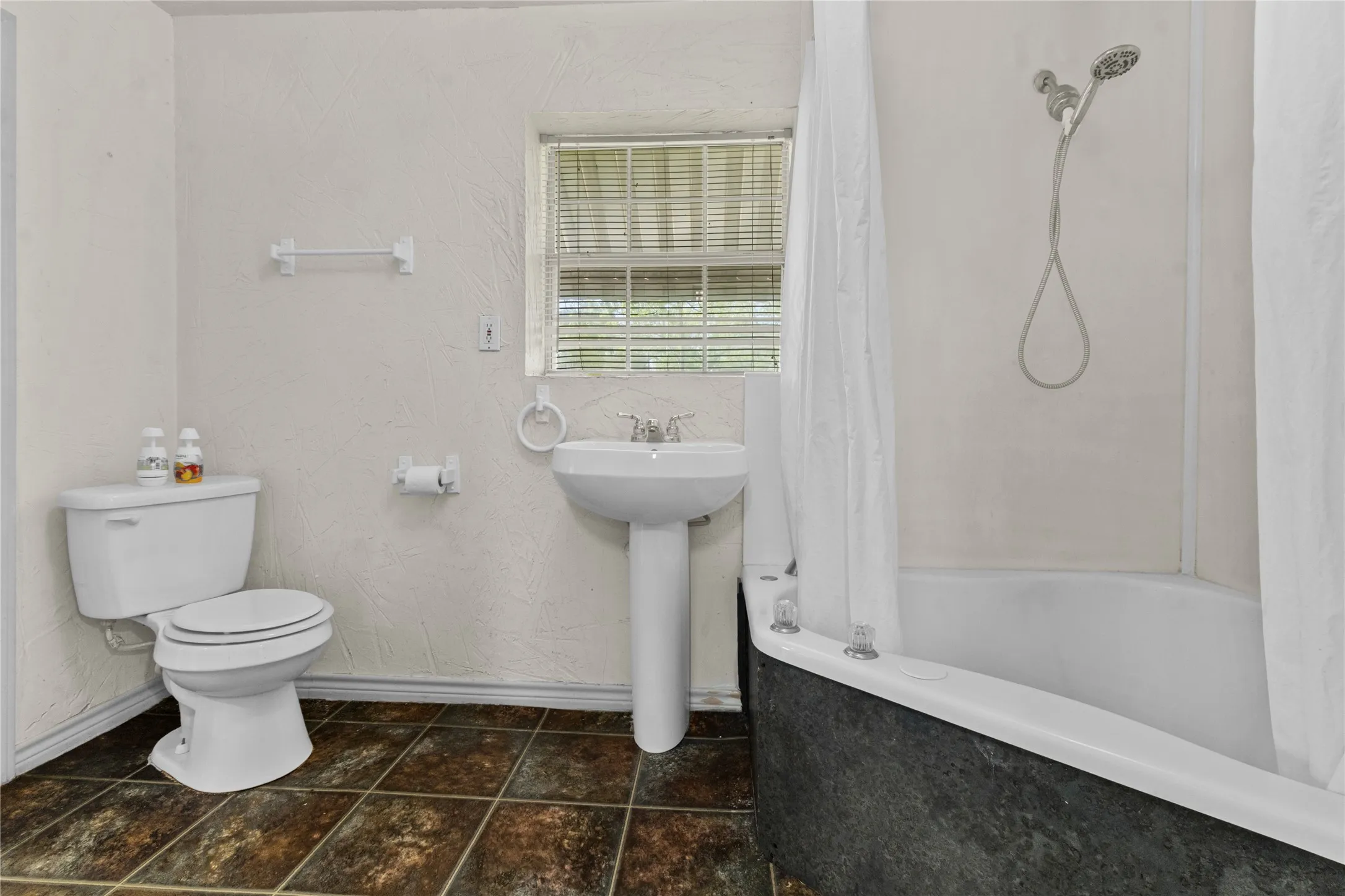 Apartment For Sale in Freestone County , 612 Poplar Street, Teague, Texas 75860, 3 Bedroom, 2 Bathroom, Garage spaces, 1,732 Sqft, built in 1965, mls#21216212, Real Estate Agent in Teague, Homes For Sale in Freestone county, Homes For Sale in Teague, Realtor in Teague Texas, Real Estate Brokerage Independent Realty Texas, Luminita Cordes Realtor