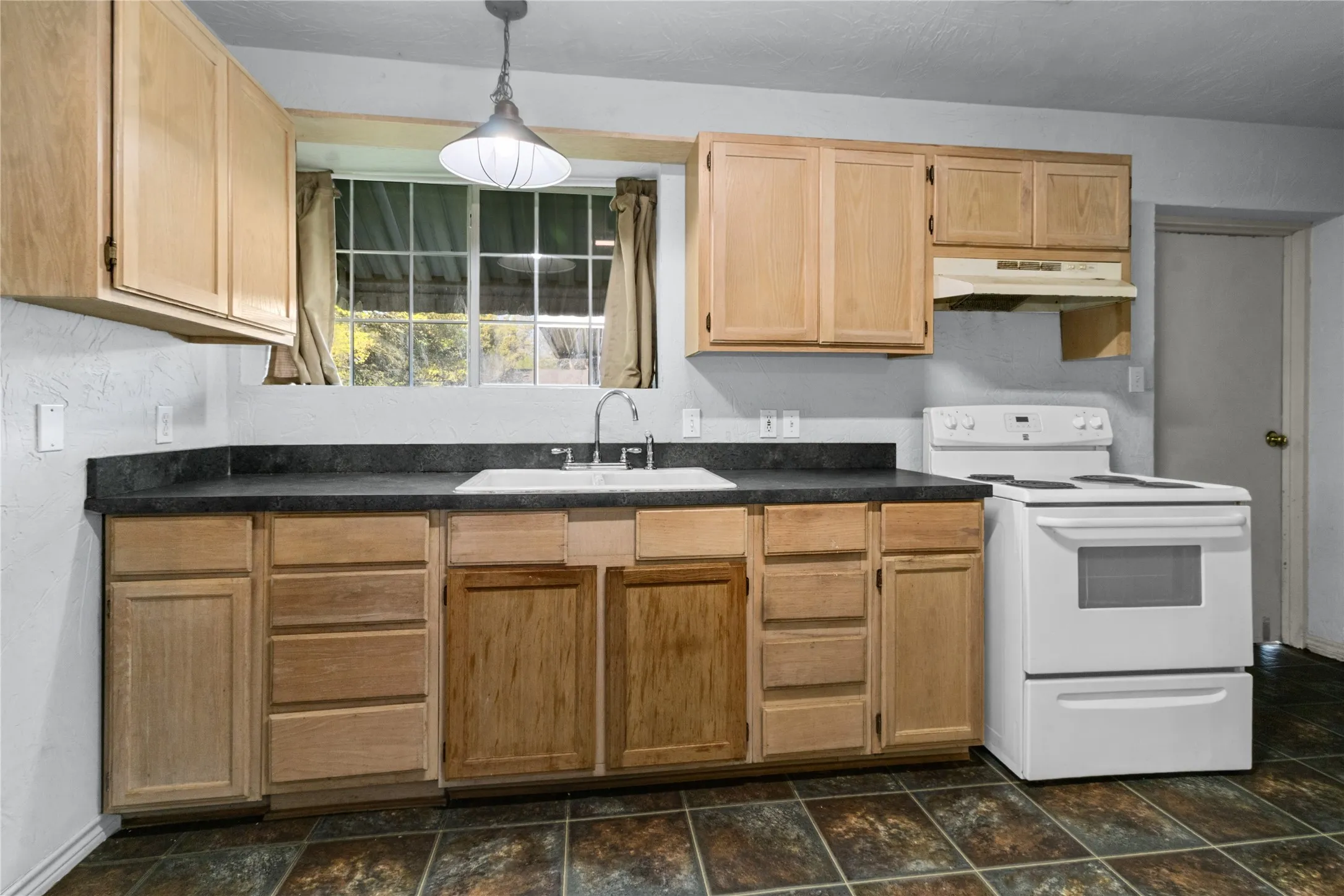 Apartment For Sale in Freestone County , 612 Poplar Street, Teague, Texas 75860, 3 Bedroom, 2 Bathroom, Garage spaces, 1,732 Sqft, built in 1965, mls#21216212, Real Estate Agent in Teague, Homes For Sale in Freestone county, Homes For Sale in Teague, Realtor in Teague Texas, Real Estate Brokerage Independent Realty Texas, Luminita Cordes Realtor