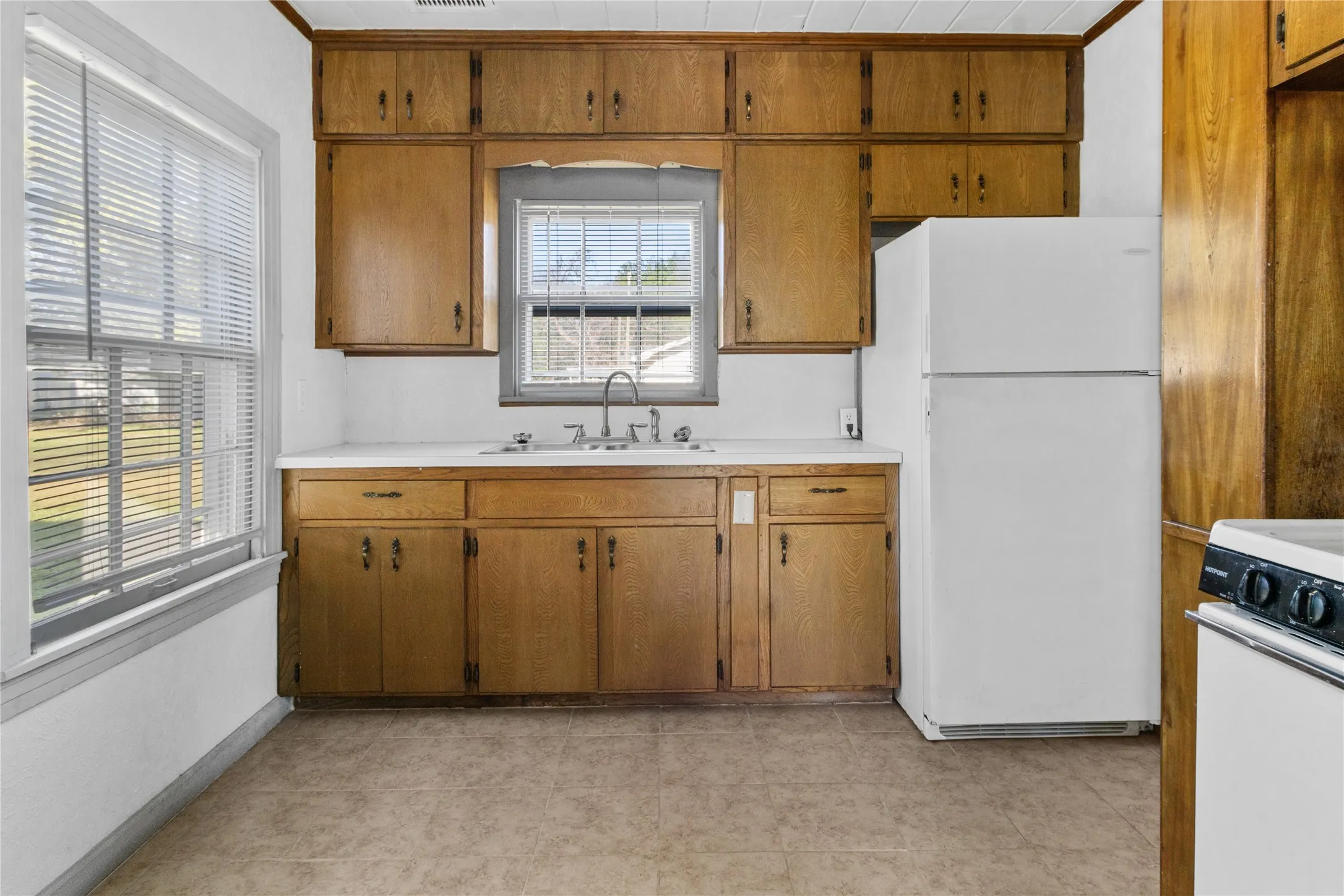 Apartment For Sale in Freestone County , 612 Poplar Street, Teague, Texas 75860, 3 Bedroom, 2 Bathroom, Garage spaces, 1,732 Sqft, built in 1965, mls#21216212, Real Estate Agent in Teague, Homes For Sale in Freestone county, Homes For Sale in Teague, Realtor in Teague Texas, Real Estate Brokerage Independent Realty Texas, Luminita Cordes Realtor