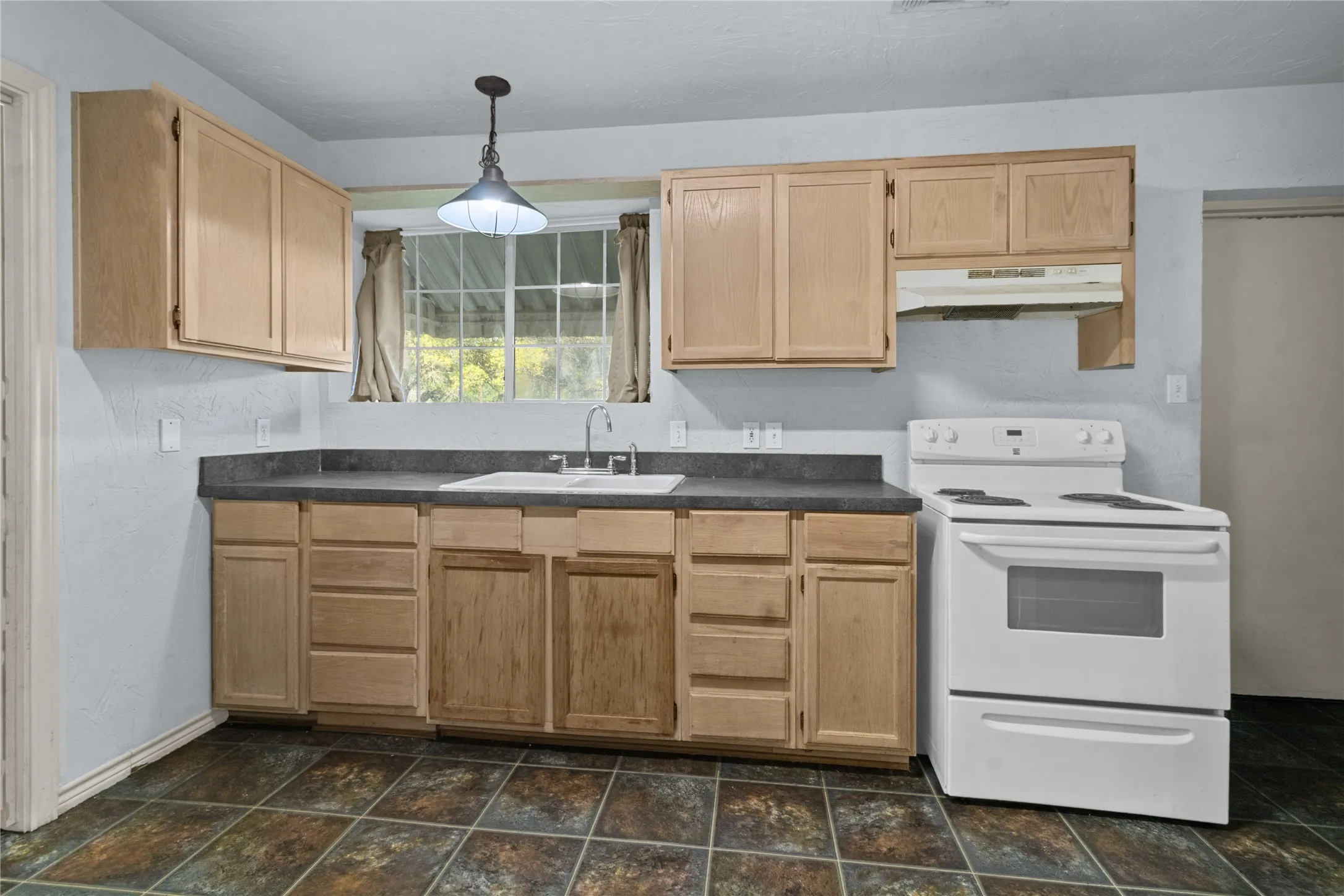 Apartment For Sale in Freestone County , 612 Poplar Street, Teague, Texas 75860, 3 Bedroom, 2 Bathroom, Garage spaces, 1,732 Sqft, built in 1965, mls#21216212, Real Estate Agent in Teague, Homes For Sale in Freestone county, Homes For Sale in Teague, Realtor in Teague Texas, Real Estate Brokerage Independent Realty Texas, Luminita Cordes Realtor