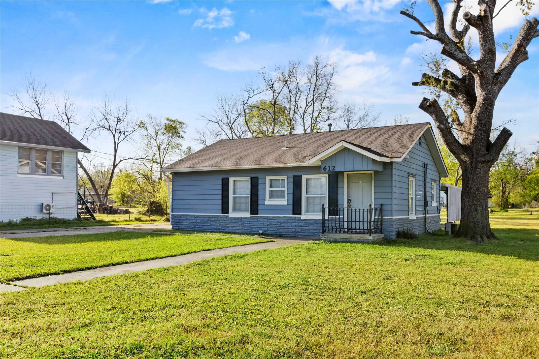 Apartment For Sale in Freestone County , 612 Poplar Street, Teague, Texas 75860, 3 Bedroom, 2 Bathroom, Garage spaces, 1,732 Sqft, built in 1965, mls#21216212, Real Estate Agent in Teague, Homes For Sale in Freestone county, Homes For Sale in Teague, Realtor in Teague Texas, Real Estate Brokerage Independent Realty Texas, Luminita Cordes Realtor