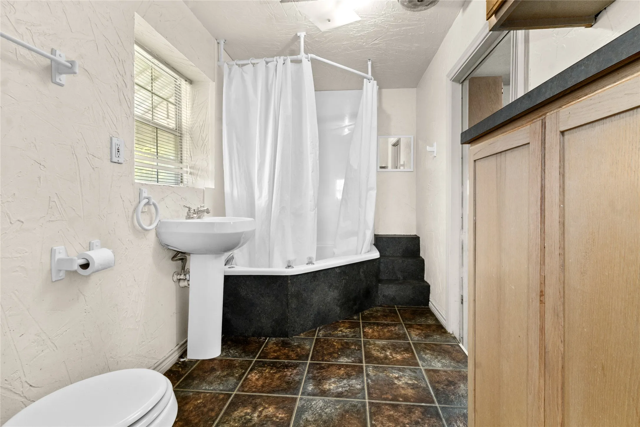 Apartment For Sale in Freestone County , 612 Poplar Street, Teague, Texas 75860, 3 Bedroom, 2 Bathroom, Garage spaces, 1,732 Sqft, built in 1965, mls#21216212, Real Estate Agent in Teague, Homes For Sale in Freestone county, Homes For Sale in Teague, Realtor in Teague Texas, Real Estate Brokerage Independent Realty Texas, Luminita Cordes Realtor