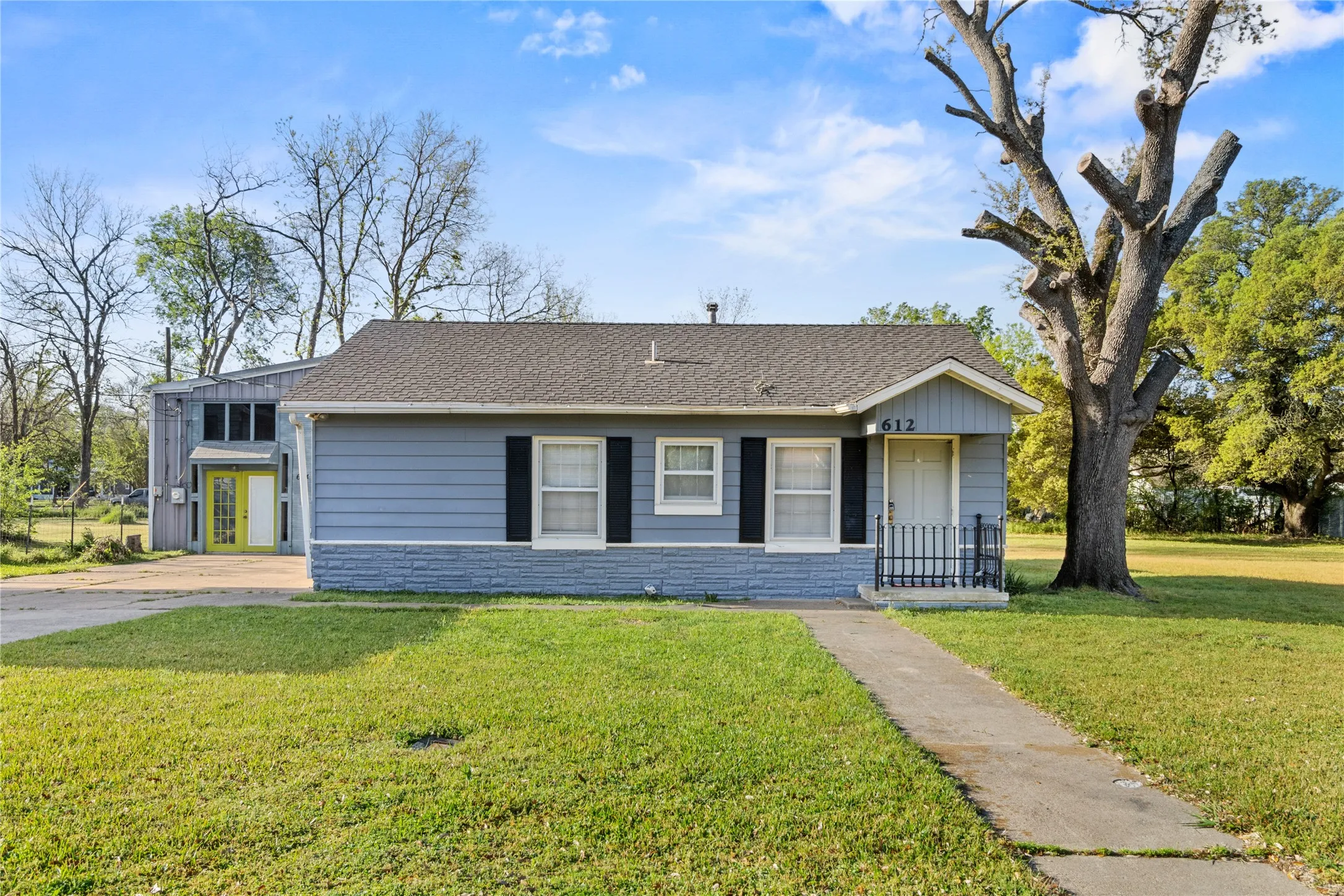 Apartment For Sale in Freestone County , 612 Poplar Street, Teague, Texas 75860, 3 Bedroom, 2 Bathroom, Garage spaces, 1,732 Sqft, built in 1965, mls#21216212, Real Estate Agent in Teague, Homes For Sale in Freestone county, Homes For Sale in Teague, Realtor in Teague Texas, Real Estate Brokerage Independent Realty Texas, Luminita Cordes Realtor
