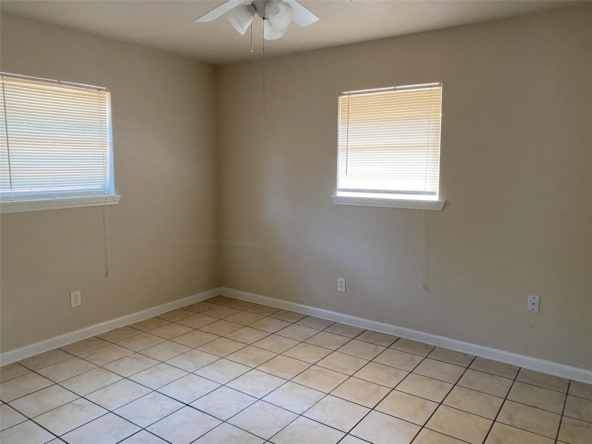 Apartment For Rent in Kaufman County , 904 N Frances Street A, Terrell, Texas 75160, 2 Bedroom, 1 Bathroom, Garage spaces, 732 Sqft, built in 1965, mls#21216263, Real Estate Agent in Terrell, Homes For Rent in Kaufman county, Homes For Rent in Terrell, Realtor in Terrell Texas, Real Estate Brokerage Independent Realty Texas, Luminita Cordes Realtor
