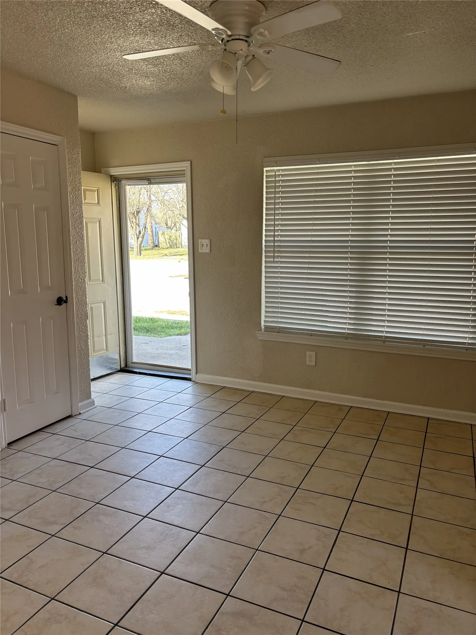 Apartment For Rent in Kaufman County , 904 N Frances Street A, Terrell, Texas 75160, 2 Bedroom, 1 Bathroom, Garage spaces, 732 Sqft, built in 1965, mls#21216263, Real Estate Agent in Terrell, Homes For Rent in Kaufman county, Homes For Rent in Terrell, Realtor in Terrell Texas, Real Estate Brokerage Independent Realty Texas, Luminita Cordes Realtor