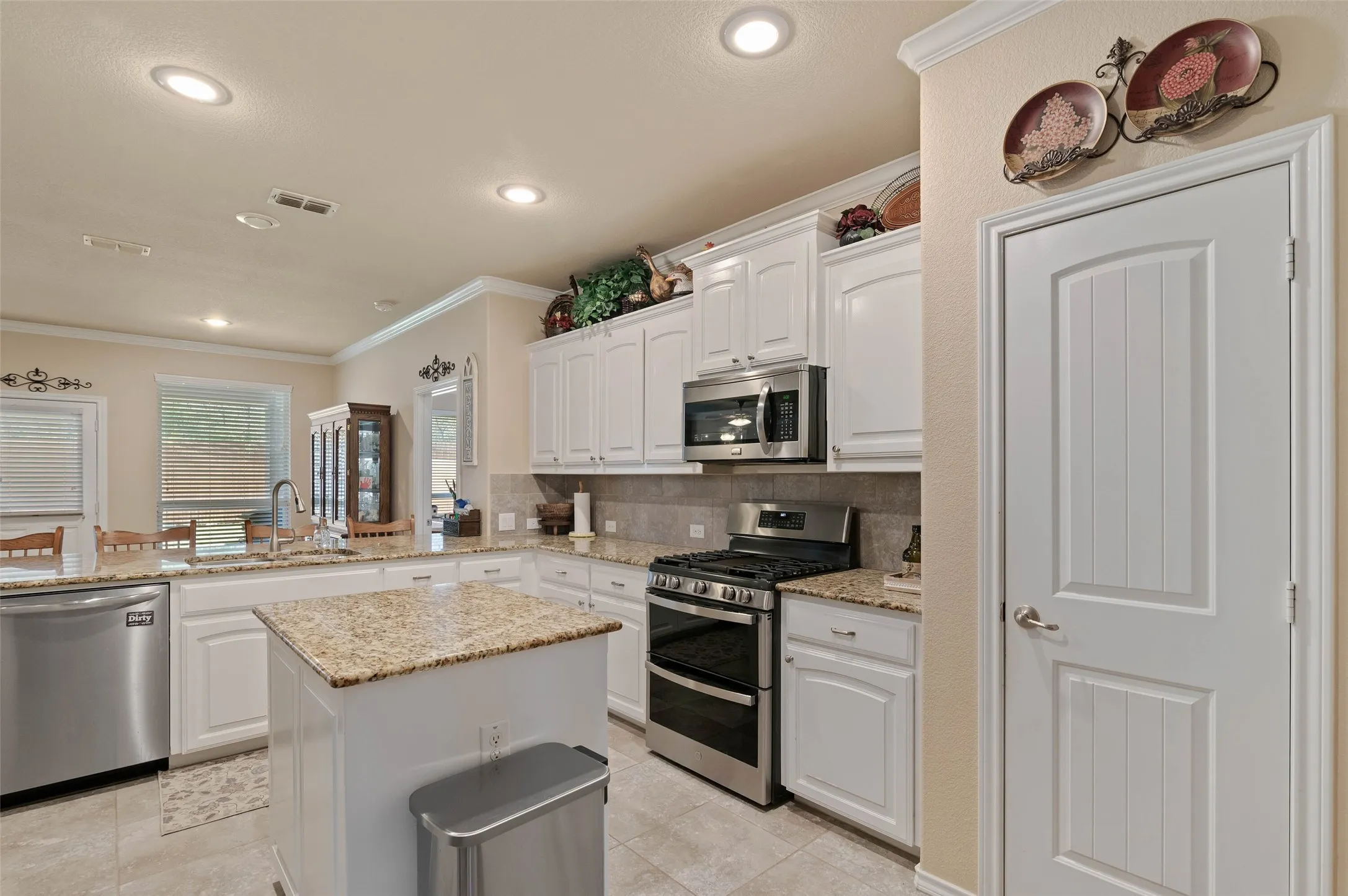 Single Family Residence For Sale in Denton County , 2209 Windhaven Drive, Denton, Texas 76210, 4 Bedroom, 3 Bathroom, 2 Garage spaces, 3,007 Sqft, built in 2015, Preowned, mls#21216054, Real Estate Agent in Denton, Homes For Sale in Denton county, Homes For Sale in Denton, Realtor in Denton Texas, Real Estate Brokerage Independent Realty Texas, Luminita Cordes Realtor