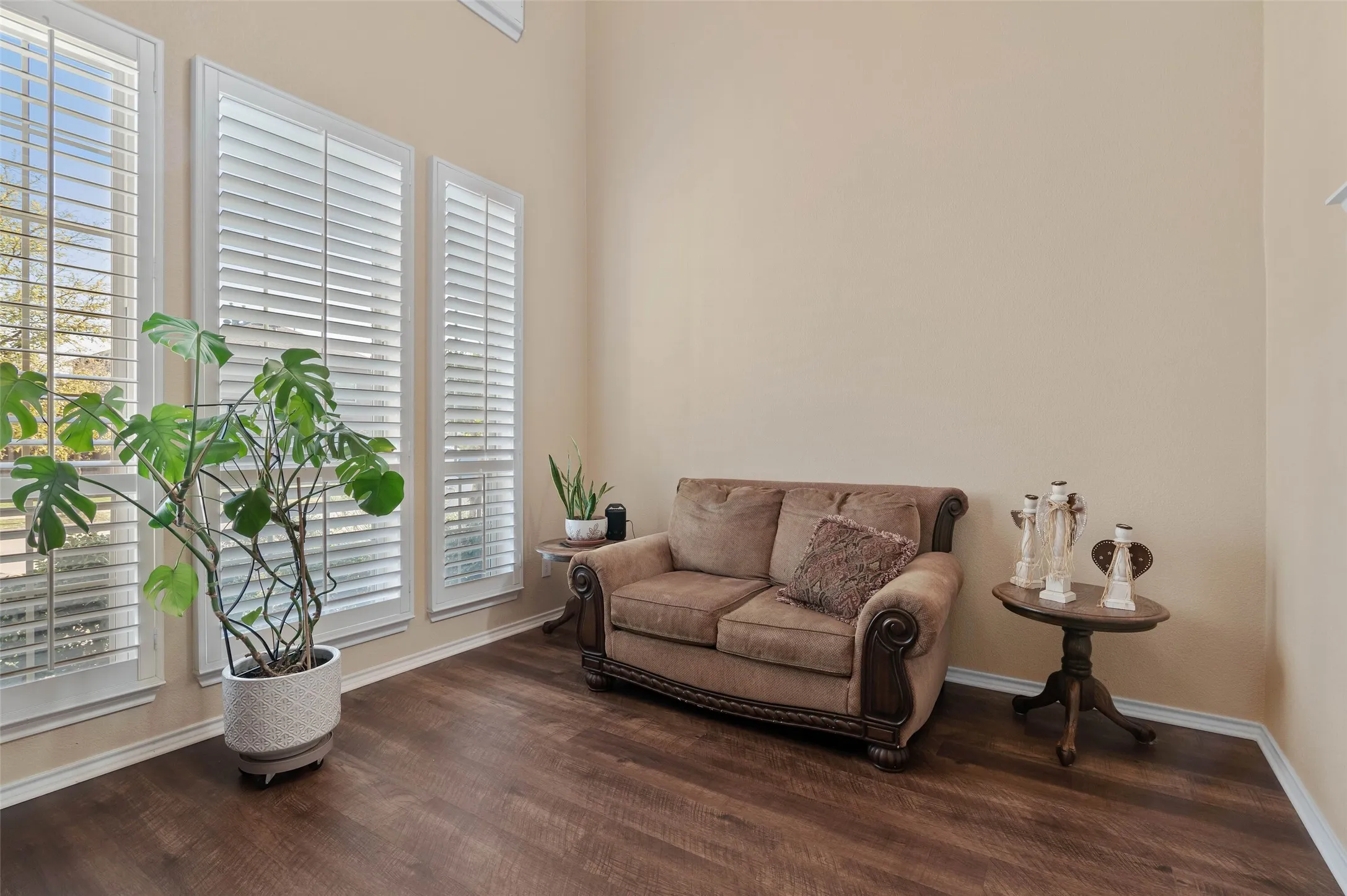 Single Family Residence For Sale in Denton County , 2209 Windhaven Drive, Denton, Texas 76210, 4 Bedroom, 3 Bathroom, 2 Garage spaces, 3,007 Sqft, built in 2015, Preowned, mls#21216054, Real Estate Agent in Denton, Homes For Sale in Denton county, Homes For Sale in Denton, Realtor in Denton Texas, Real Estate Brokerage Independent Realty Texas, Luminita Cordes Realtor