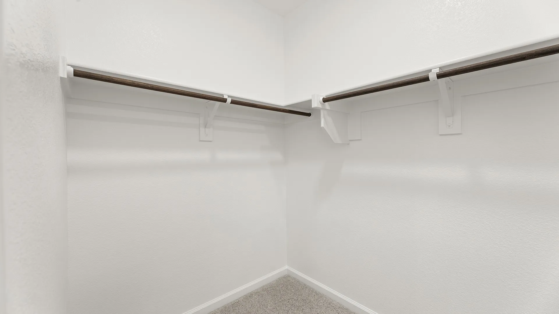 23. 3210 Summerland - Closet