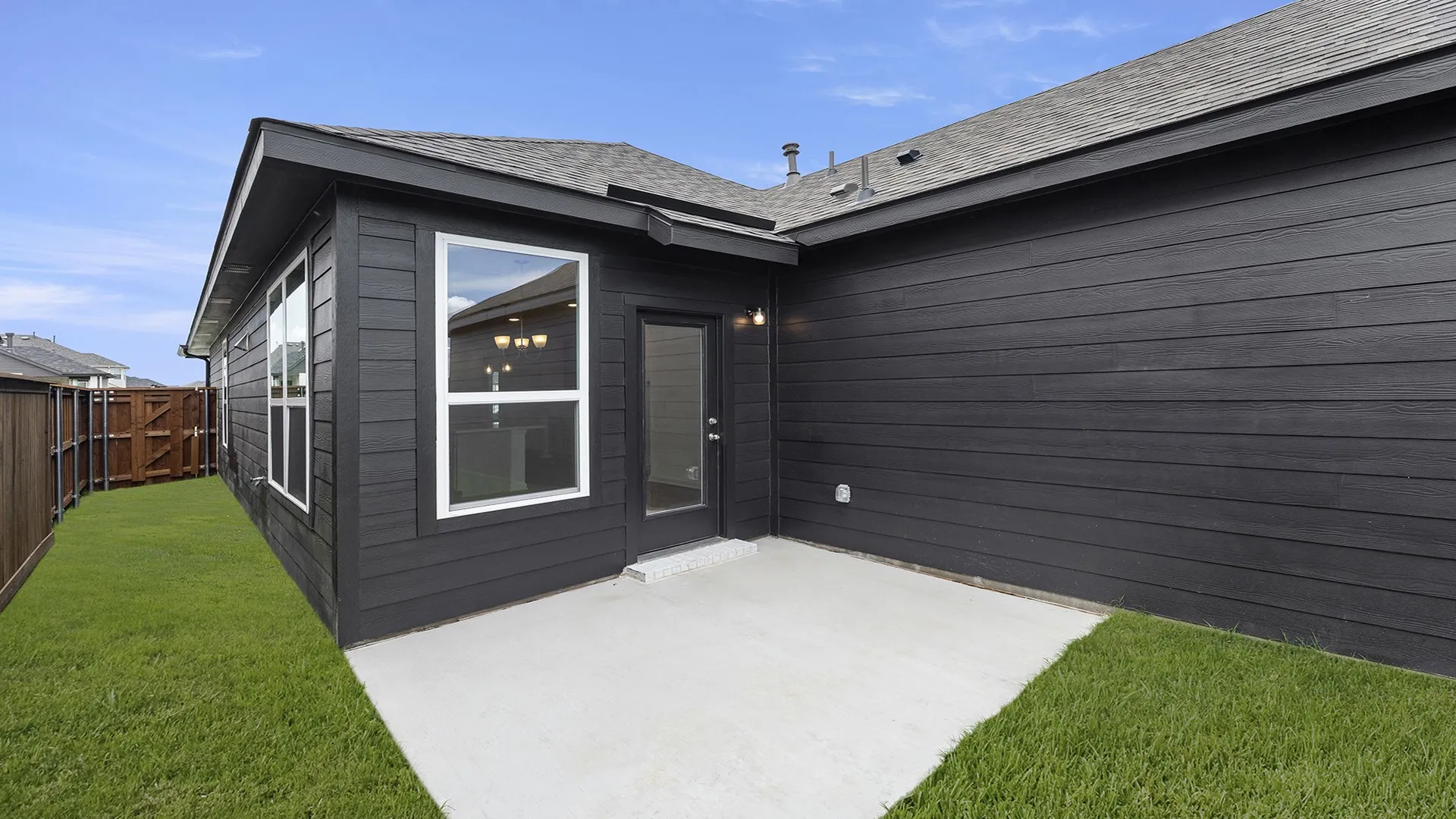 25. 3210 Summerland - Patio