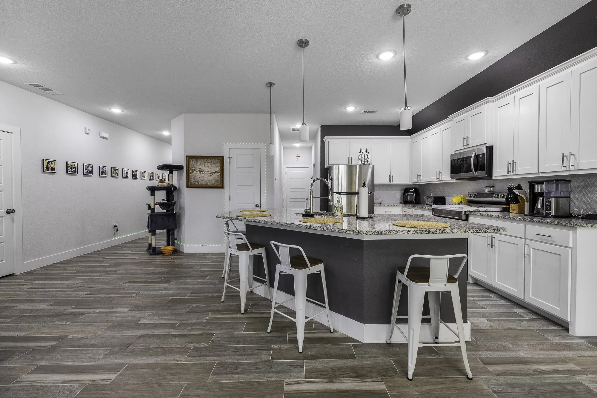 Single Family Residence For Sale in Hood County , 2601 Austin Drive, Granbury, Texas 76048, 3 Bedroom, 4 Bathroom, 1 Garage spaces, 1,882 Sqft, built in 2021, mls#21213315, Real Estate Agent in Granbury, Homes For Sale in Hood county, Homes For Sale in Granbury, Realtor in Granbury Texas, Real Estate Brokerage Independent Realty Texas, Luminita Cordes Realtor