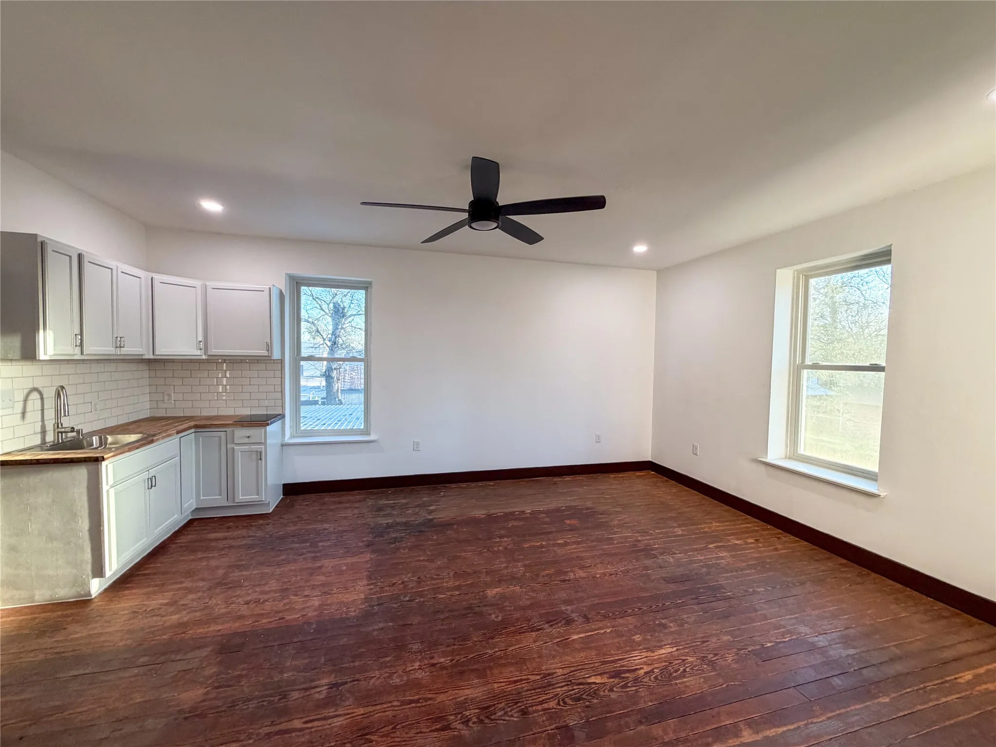 Apartment For Rent in Grayson County , 107 E Stone Street B, Collinsville, Texas 76233, 1 Bedroom, 1 Bathroom, Garage spaces, 730 Sqft, built in 1920, Preowned, mls#21216453, Real Estate Agent in Collinsville, Homes For Rent in Grayson county, Homes For Rent in Collinsville, Realtor in Collinsville Texas, Real Estate Brokerage Independent Realty Texas, Luminita Cordes Realtor