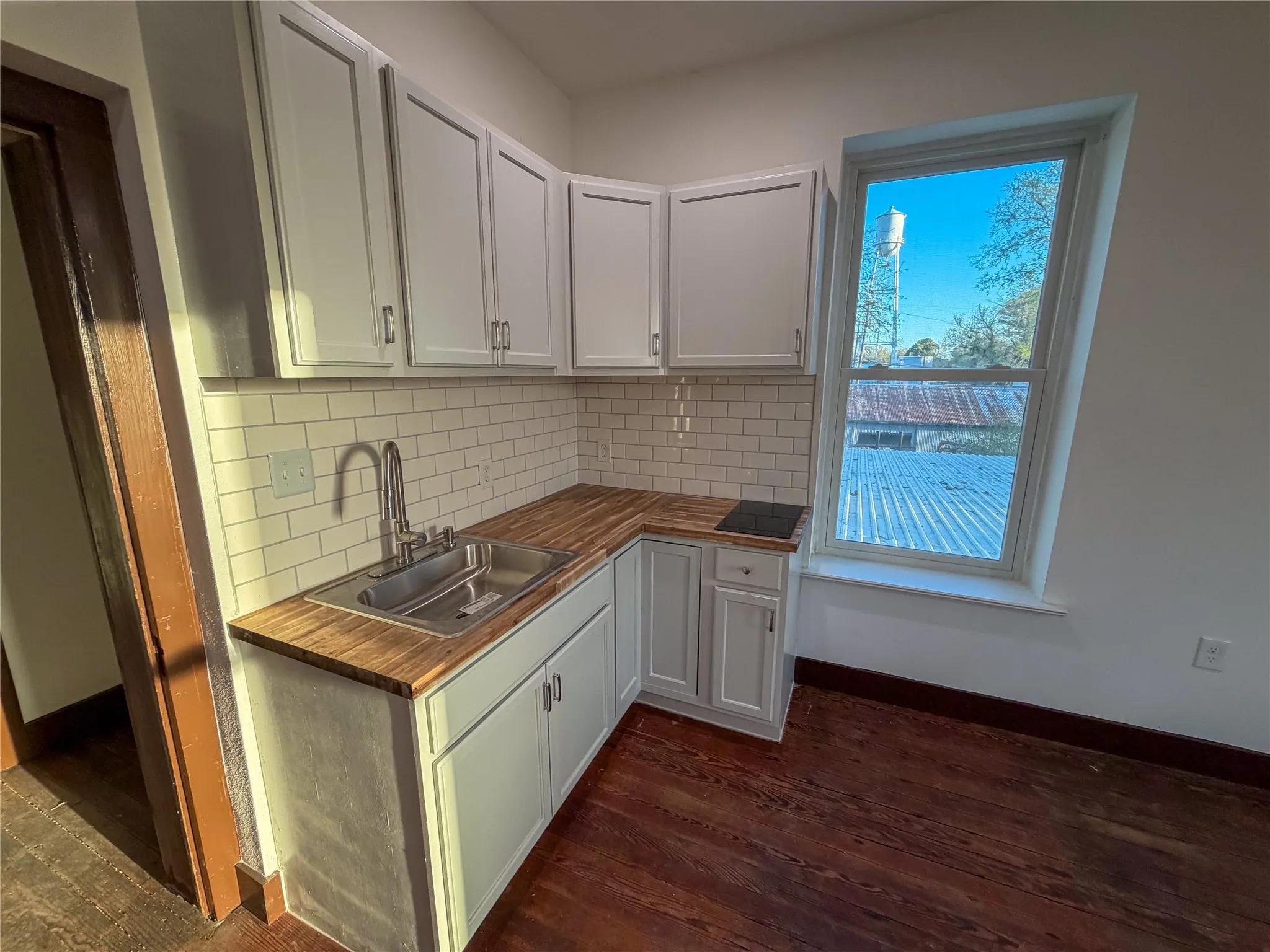 Apartment For Rent in Grayson County , 107 E Stone Street B, Collinsville, Texas 76233, 1 Bedroom, 1 Bathroom, Garage spaces, 730 Sqft, built in 1920, Preowned, mls#21216453, Real Estate Agent in Collinsville, Homes For Rent in Grayson county, Homes For Rent in Collinsville, Realtor in Collinsville Texas, Real Estate Brokerage Independent Realty Texas, Luminita Cordes Realtor