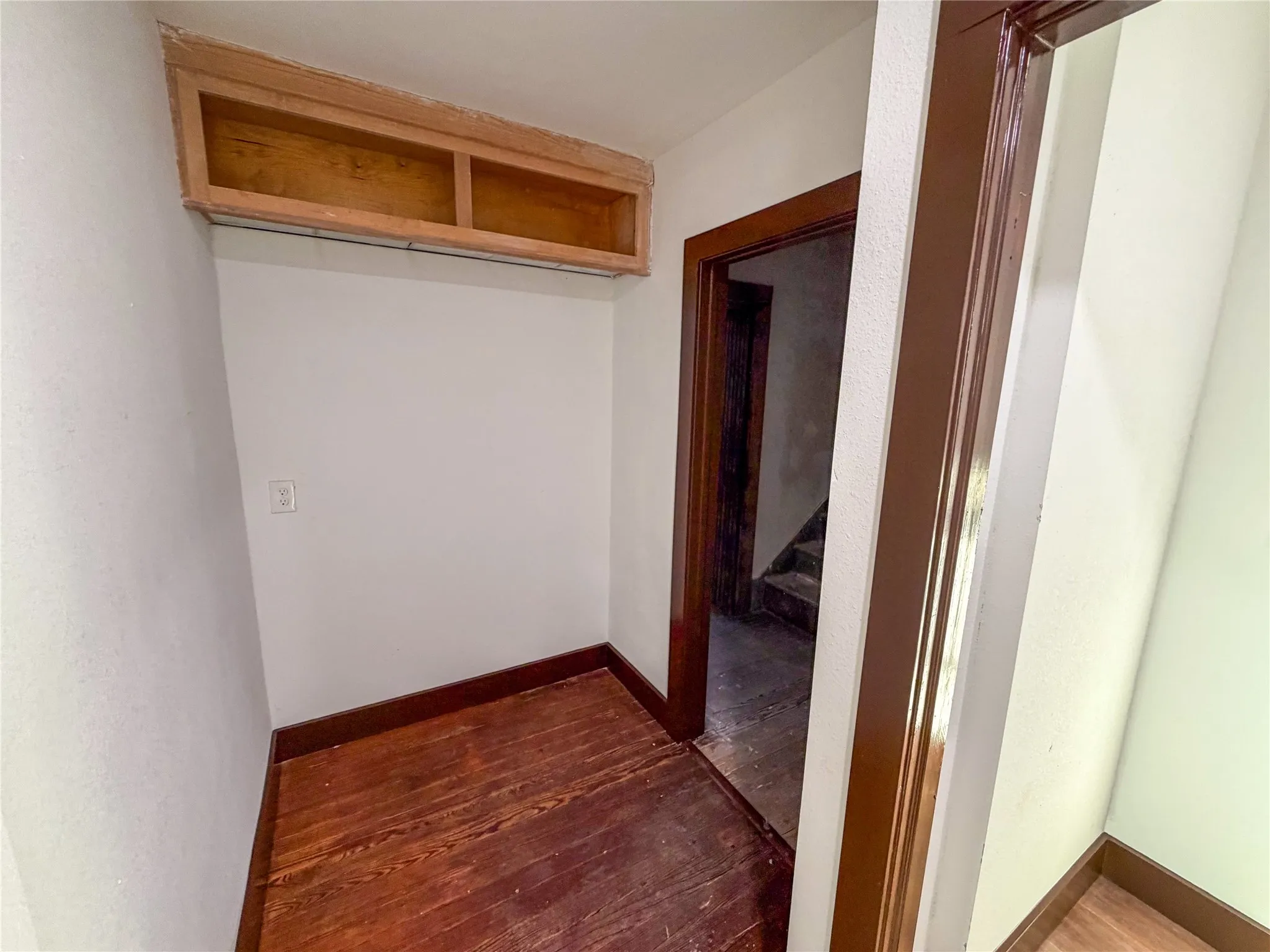 Apartment For Rent in Grayson County , 107 E Stone Street B, Collinsville, Texas 76233, 1 Bedroom, 1 Bathroom, Garage spaces, 730 Sqft, built in 1920, Preowned, mls#21216453, Real Estate Agent in Collinsville, Homes For Rent in Grayson county, Homes For Rent in Collinsville, Realtor in Collinsville Texas, Real Estate Brokerage Independent Realty Texas, Luminita Cordes Realtor