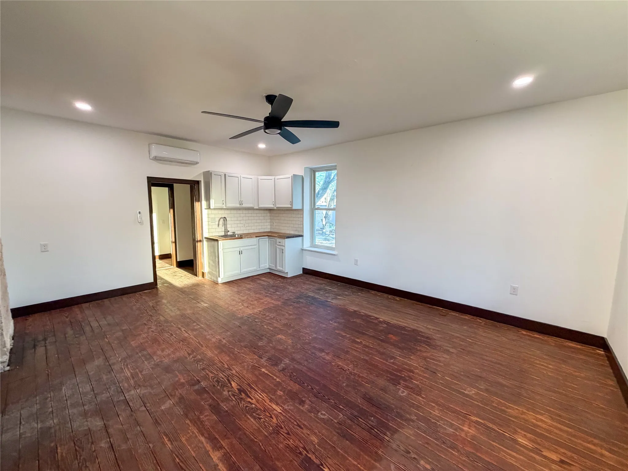 Apartment For Rent in Grayson County , 107 E Stone Street B, Collinsville, Texas 76233, 1 Bedroom, 1 Bathroom, Garage spaces, 730 Sqft, built in 1920, Preowned, mls#21216453, Real Estate Agent in Collinsville, Homes For Rent in Grayson county, Homes For Rent in Collinsville, Realtor in Collinsville Texas, Real Estate Brokerage Independent Realty Texas, Luminita Cordes Realtor