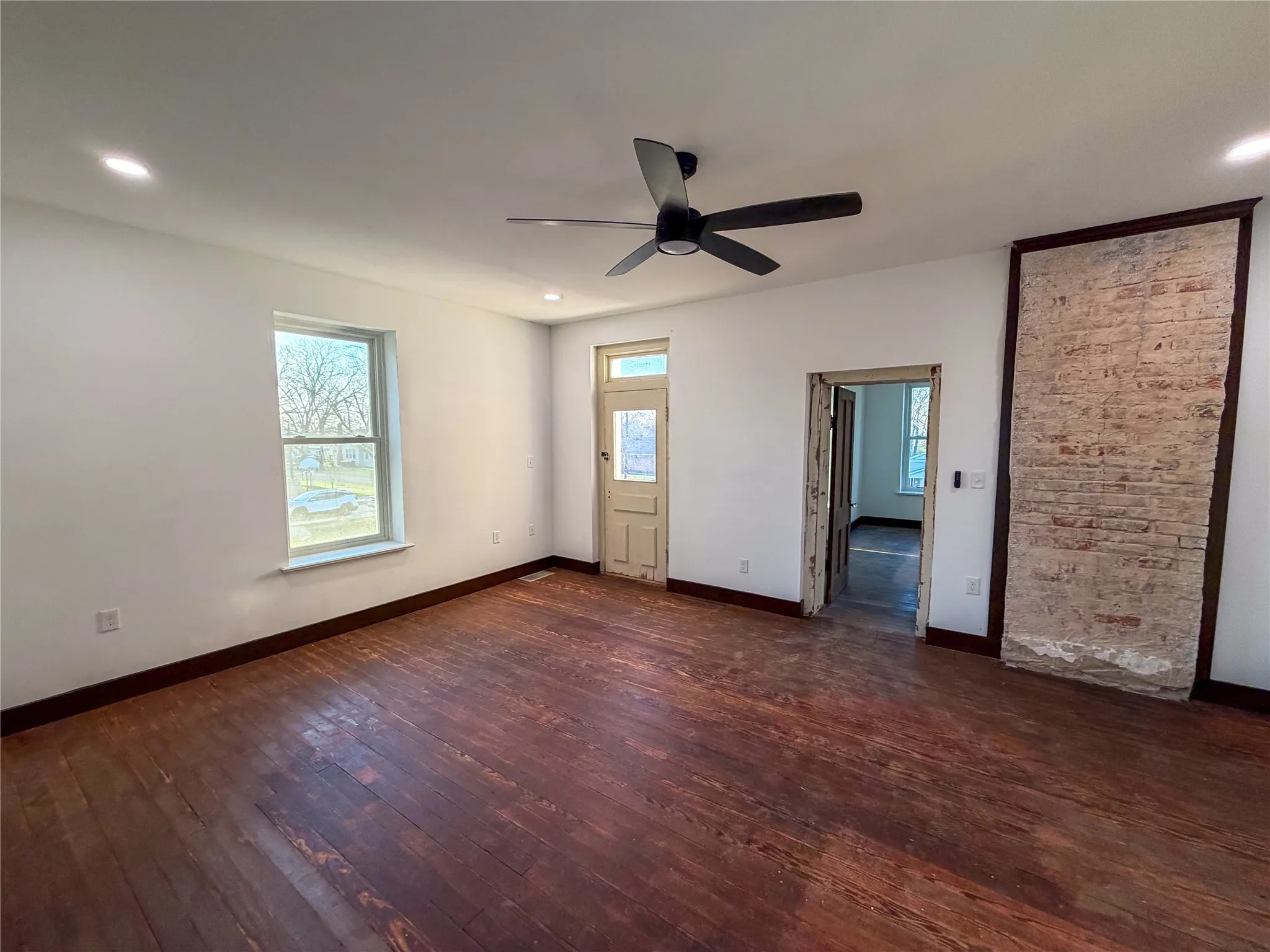 Apartment For Rent in Grayson County , 107 E Stone Street B, Collinsville, Texas 76233, 1 Bedroom, 1 Bathroom, Garage spaces, 730 Sqft, built in 1920, Preowned, mls#21216453, Real Estate Agent in Collinsville, Homes For Rent in Grayson county, Homes For Rent in Collinsville, Realtor in Collinsville Texas, Real Estate Brokerage Independent Realty Texas, Luminita Cordes Realtor