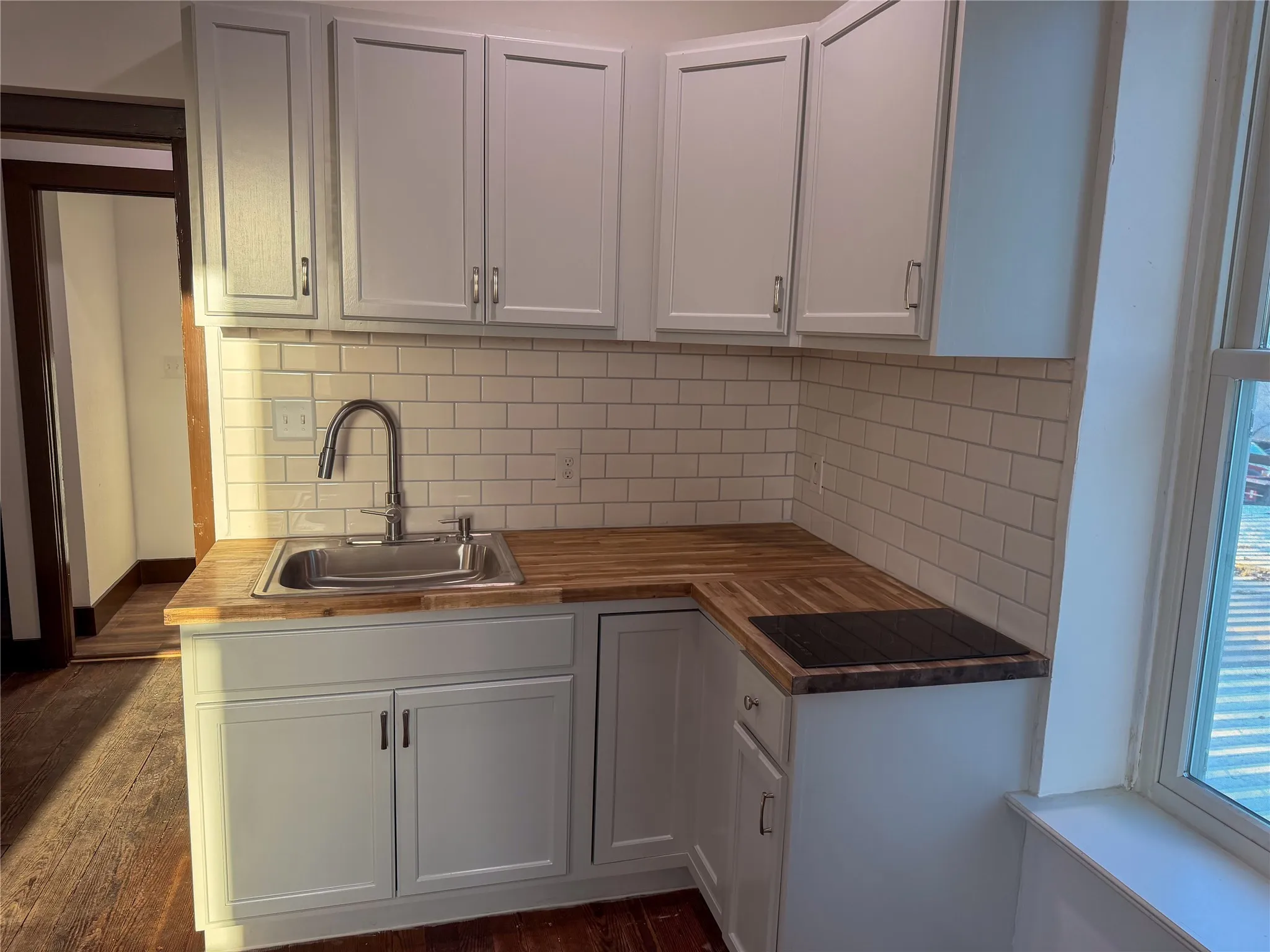 Apartment For Rent in Grayson County , 107 E Stone Street B, Collinsville, Texas 76233, 1 Bedroom, 1 Bathroom, Garage spaces, 730 Sqft, built in 1920, Preowned, mls#21216453, Real Estate Agent in Collinsville, Homes For Rent in Grayson county, Homes For Rent in Collinsville, Realtor in Collinsville Texas, Real Estate Brokerage Independent Realty Texas, Luminita Cordes Realtor
